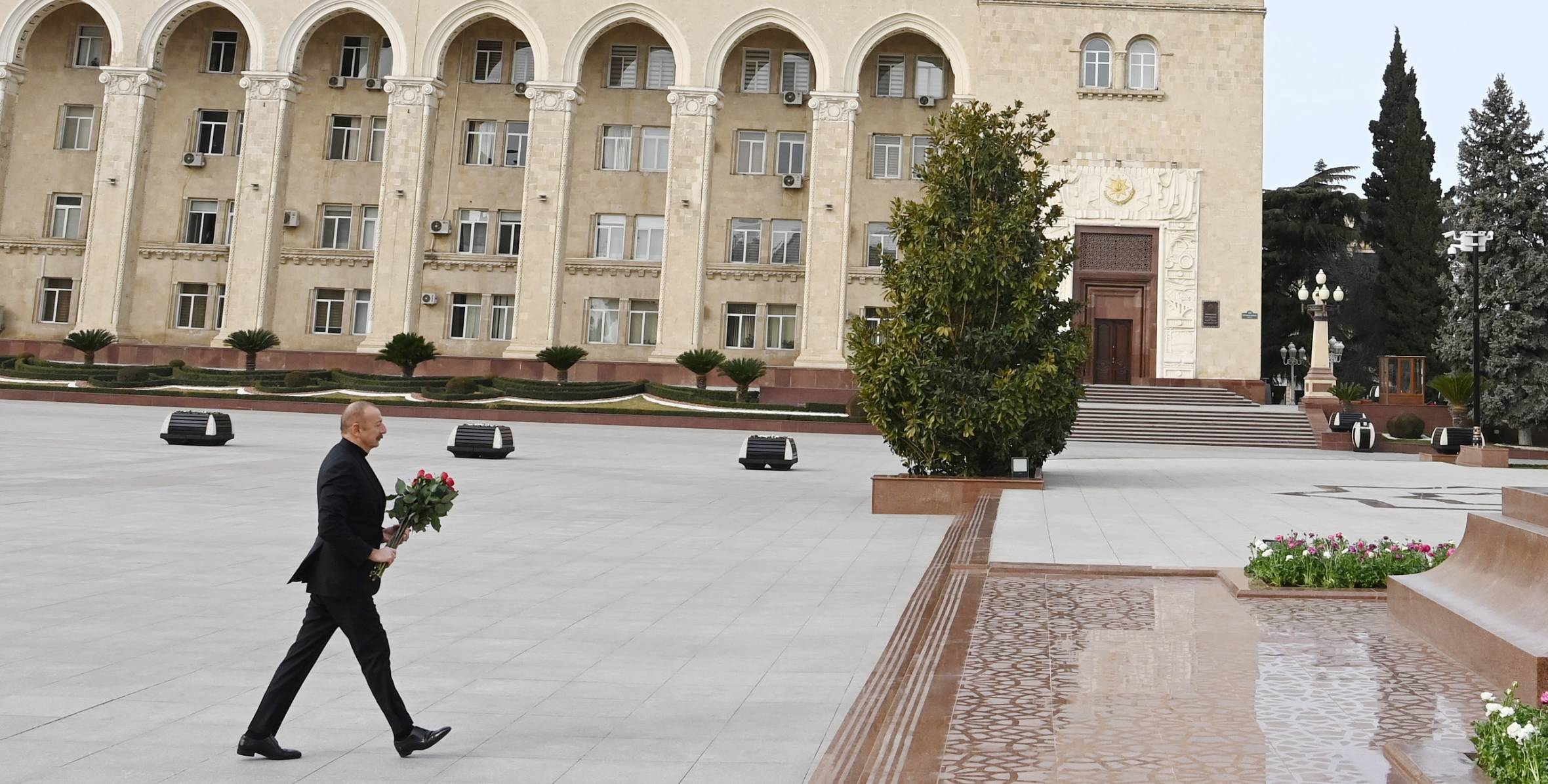 Ilham Aliyev visited the statue of national leader Heydar Aliyev in Gandja