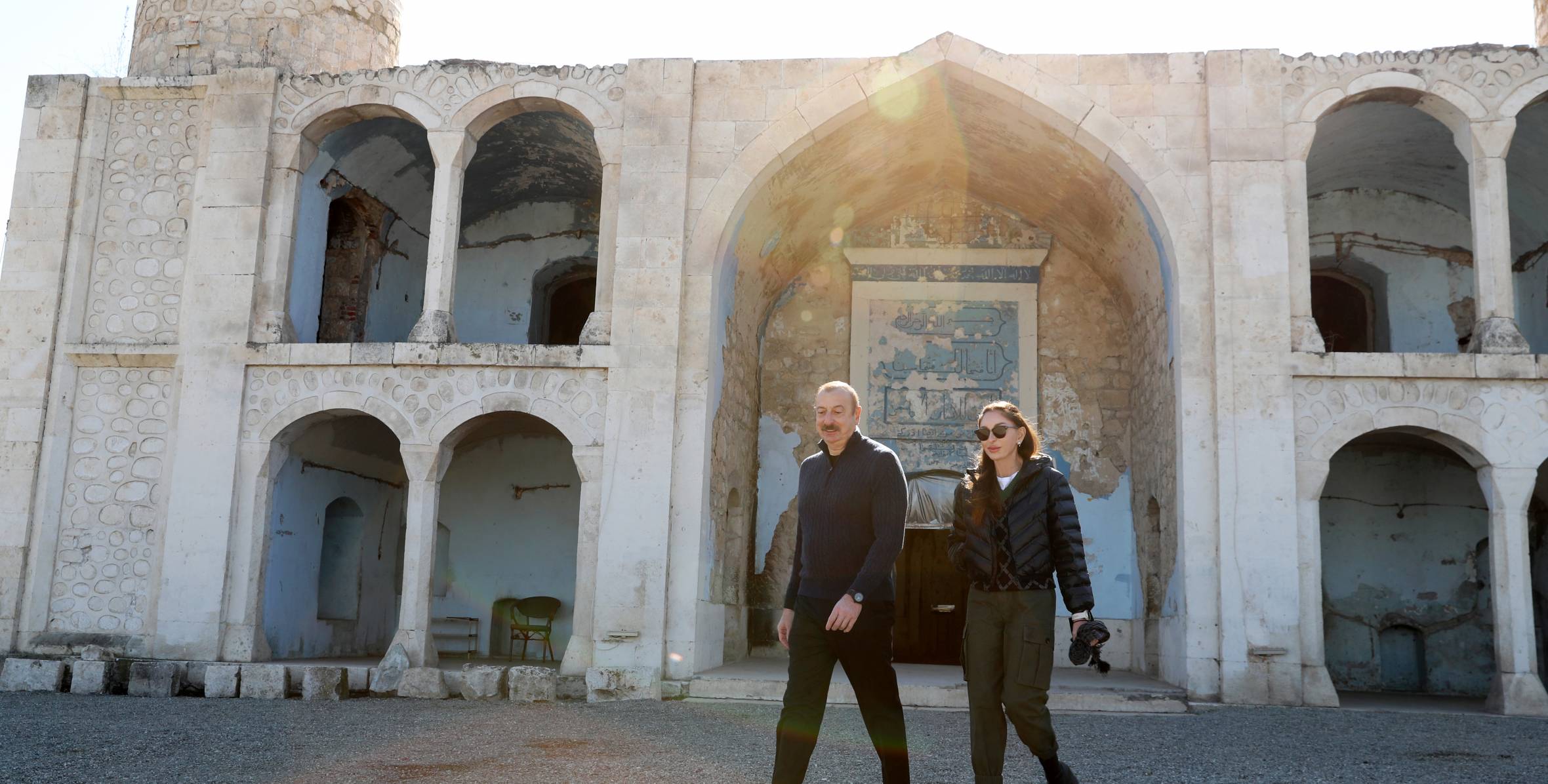 Ильхам Алиев и первая леди Мехрибан Алиева ознакомились с ходом реставрационных работ в Агдамской Джума-мечети