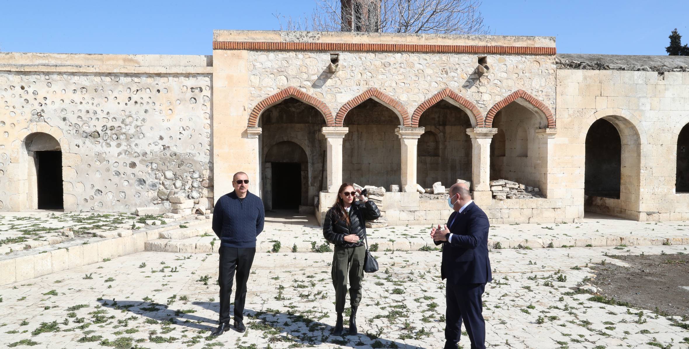Ильхам Алиев и первая леди Мехрибан Алиева посетили усыпальницы и дом Карабахских ханов в Агдаме – комплекс Имарет