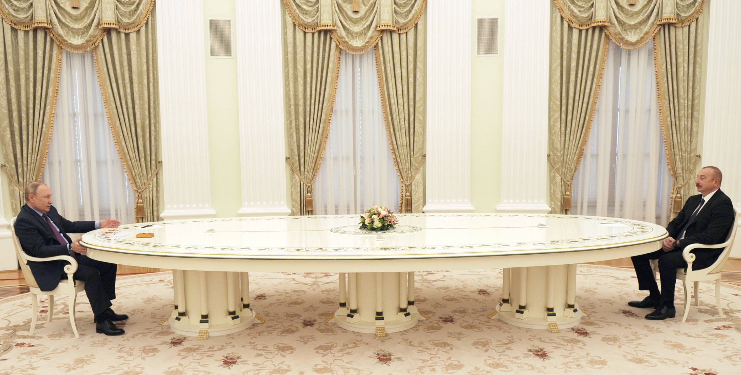 Началась встреча один на один между Ильхамом Алиевым и Президентом России Владимиром Путиным 