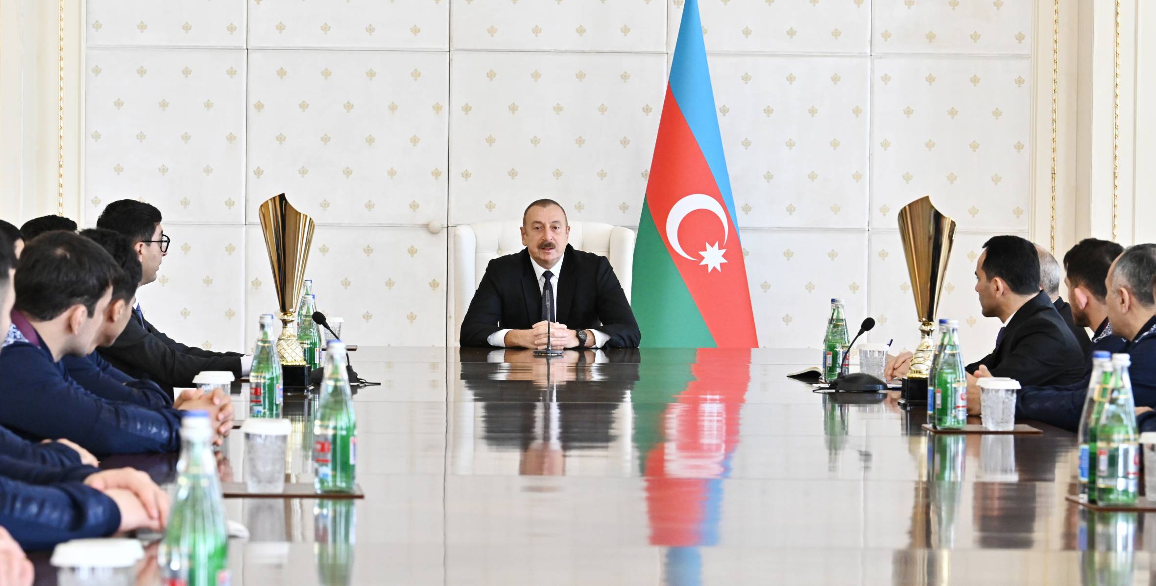 Ильхам Алиев принял членов сборной Азербайджана, участвовавших в чемпионате Европы по борьбе в Венгрии