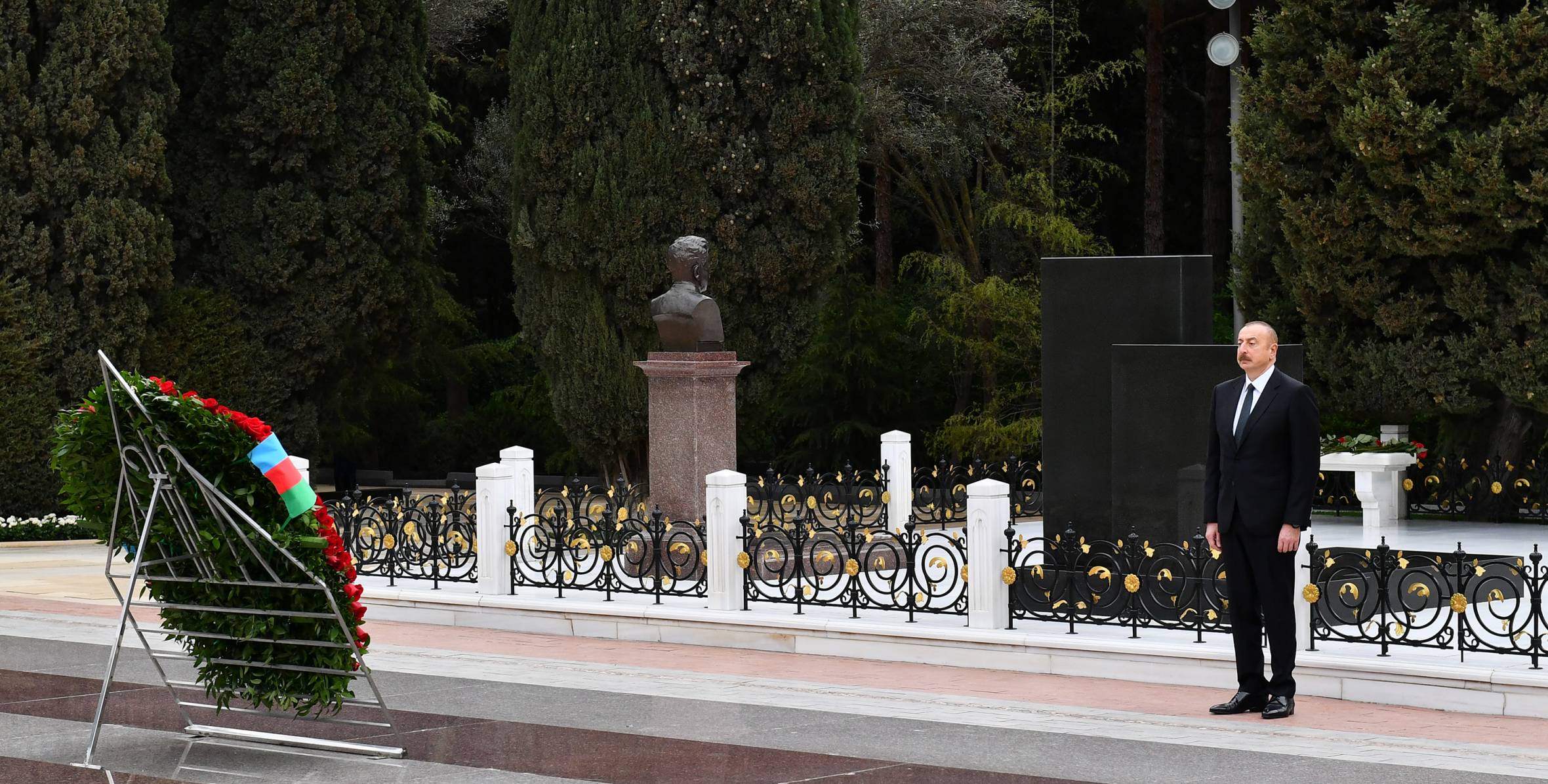 Ильхам Алиев и первая леди Мехрибан Алиева посетили могилу великого лидера Гейдара Алиева в Аллее почетного захоронения