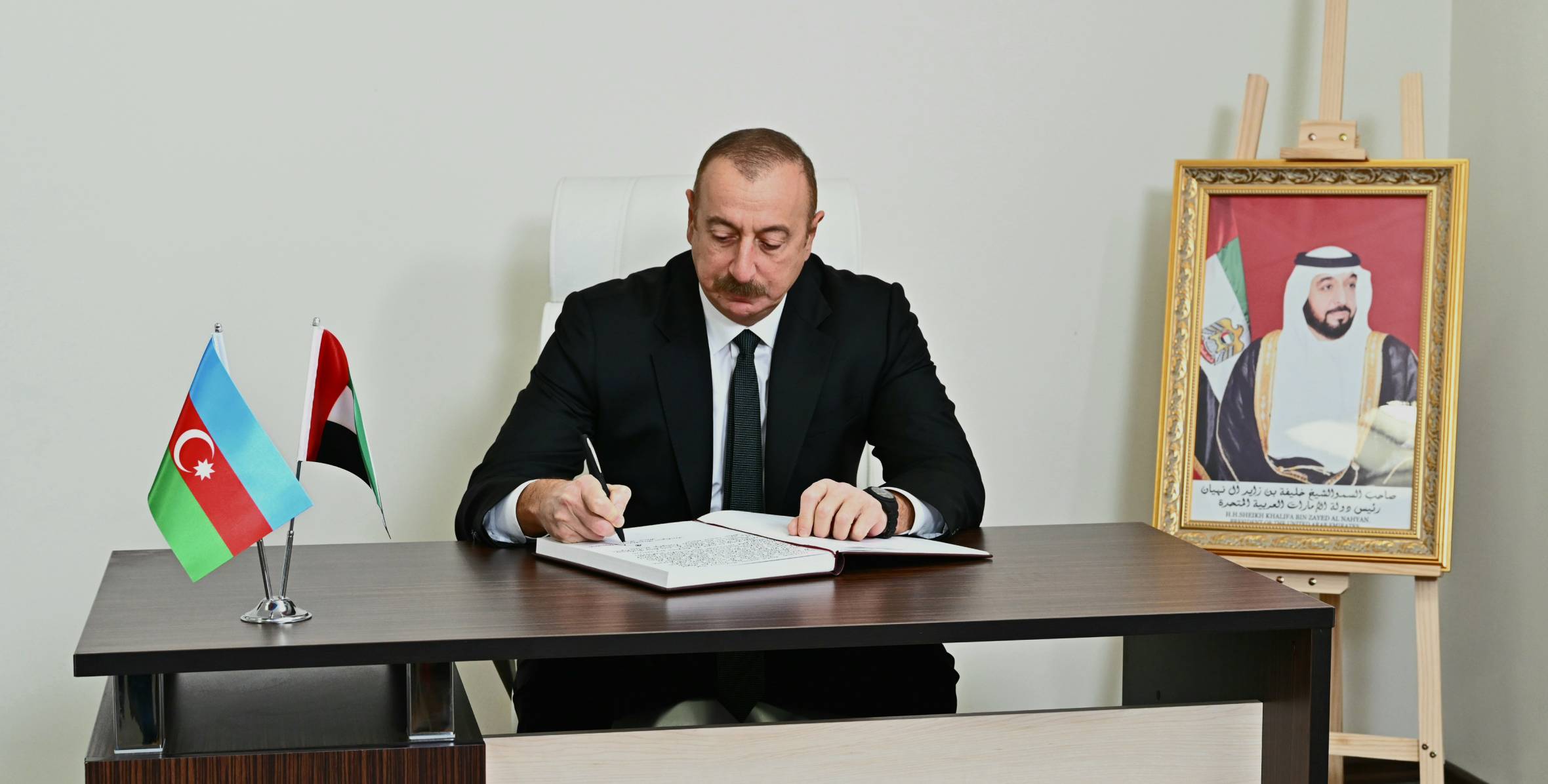 Ильхам Алиев посетил посольство Объединенных Арабских Эмиратов в Баку, выразил соболезнования в связи с кончиной Президента Шейха Халифы бен Заида Аль Нахайяна