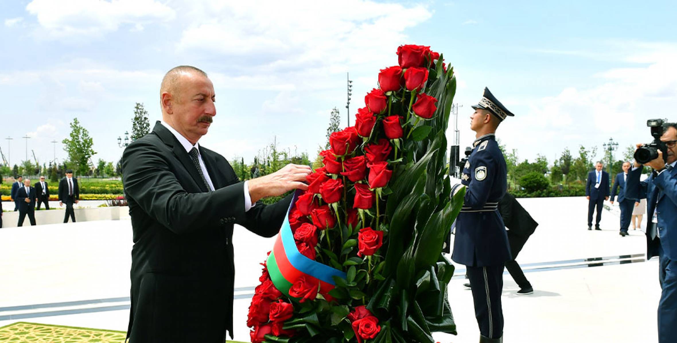 Ilham Aliyev visited Independence Monument in Tashkent