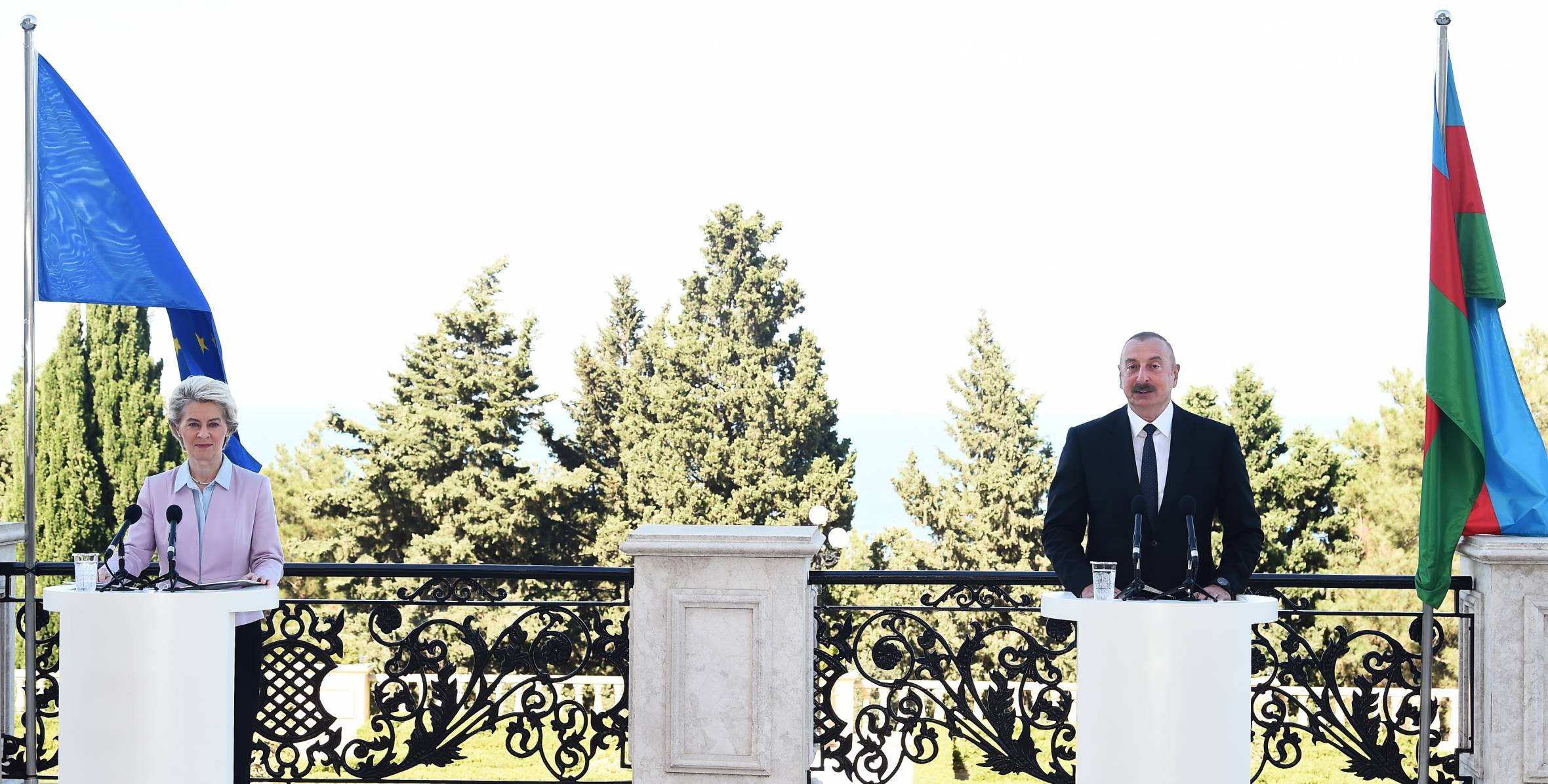 Президент Азербайджана Ильхам Алиев и президент Европейской комиссии выступили с заявлениями для печати