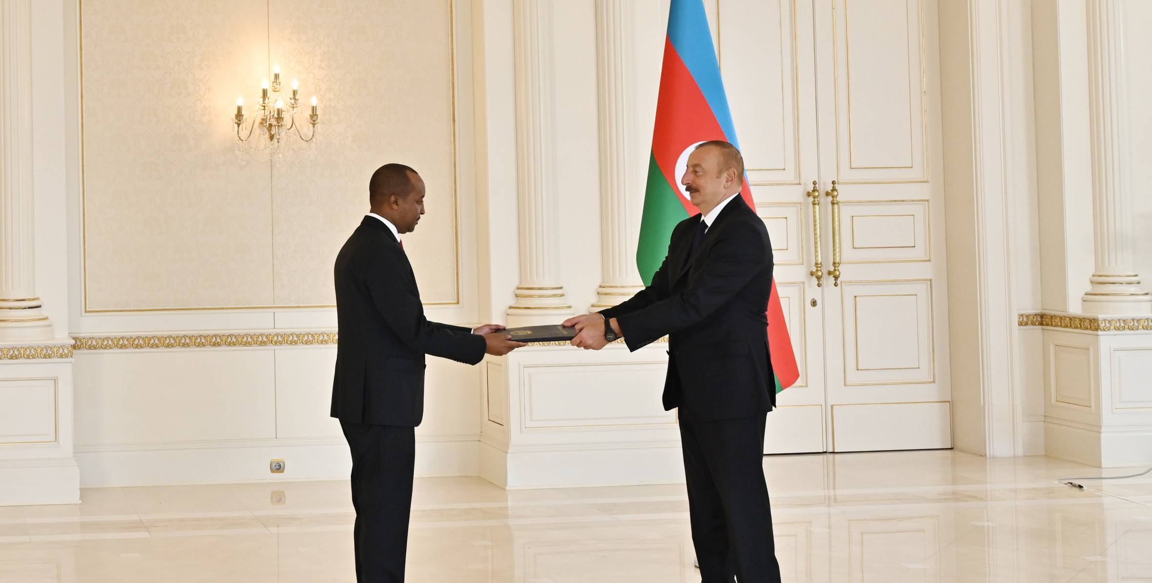 Ильхам Алиев принял верительные грамоты новоназначенного посла Руанды в Азербайджане