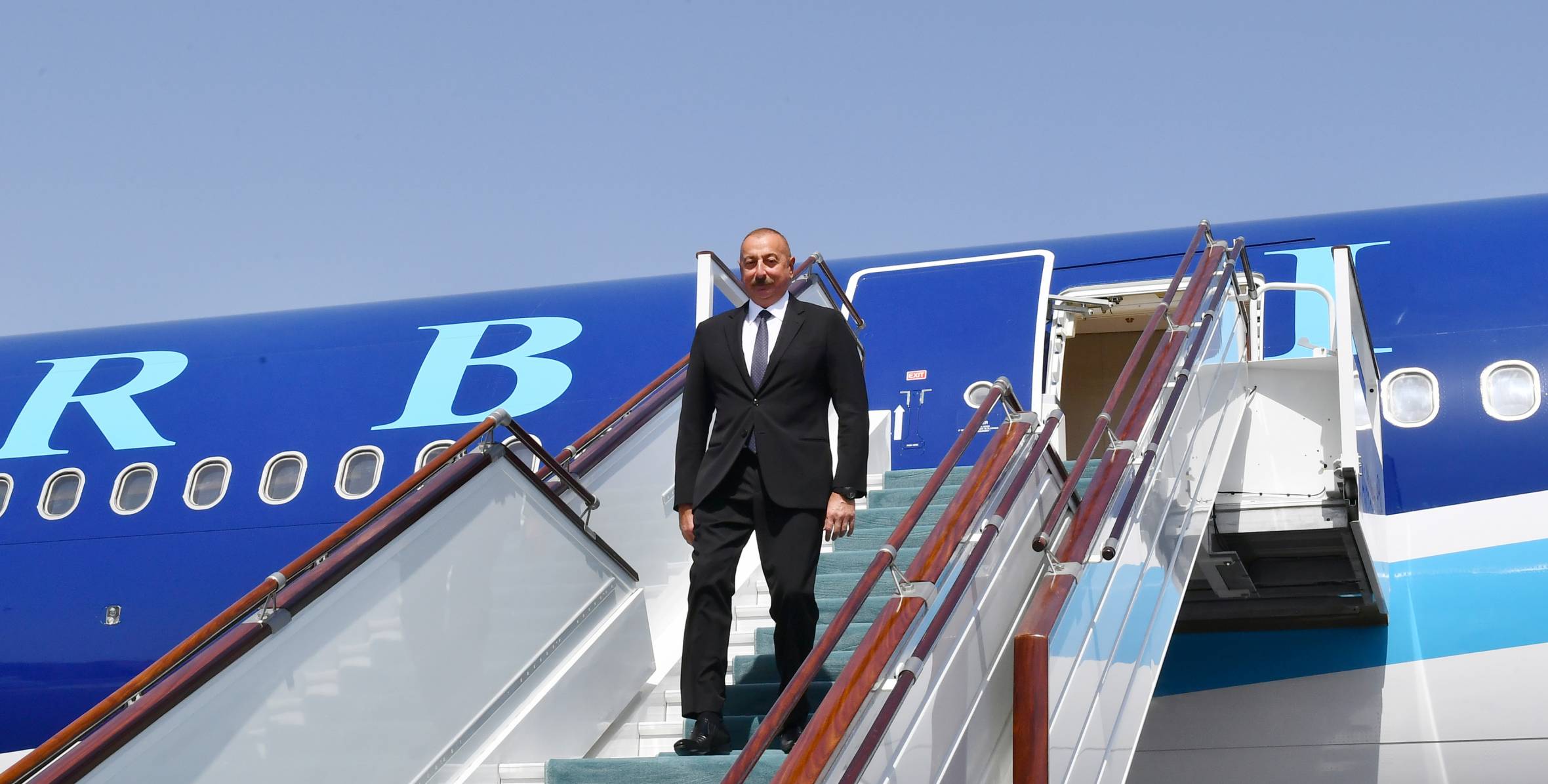 Ильхам Алиев прибыл с визитом в Узбекистан