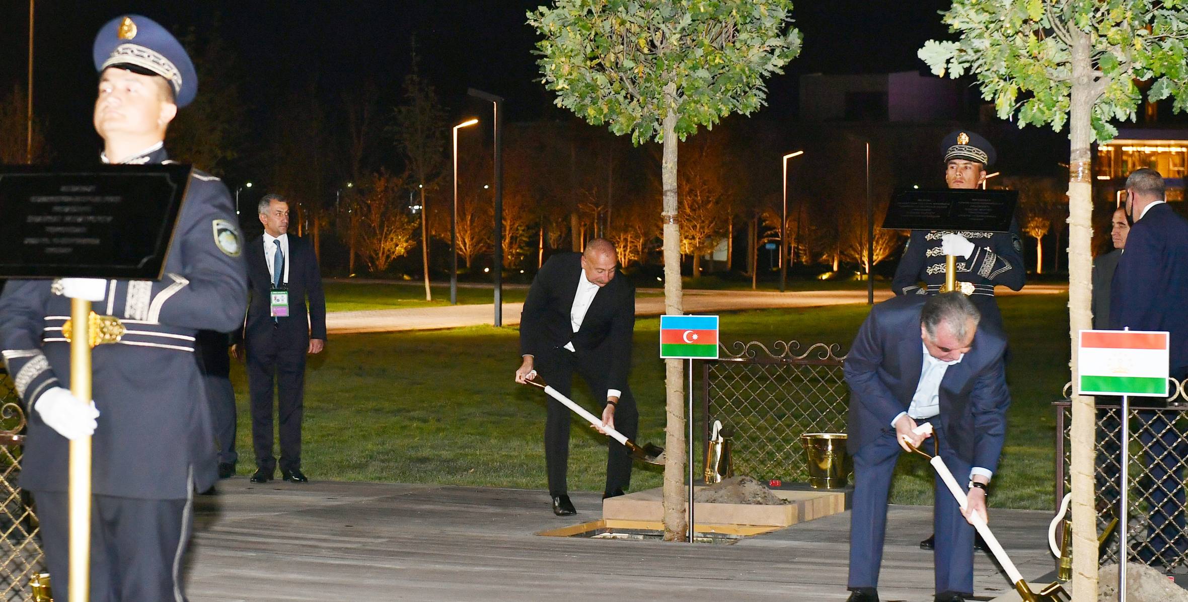 Главы государств и правительств, принимающих участие в Саммите стран-членов Шанхайской организации сотрудничества, посадили деревья