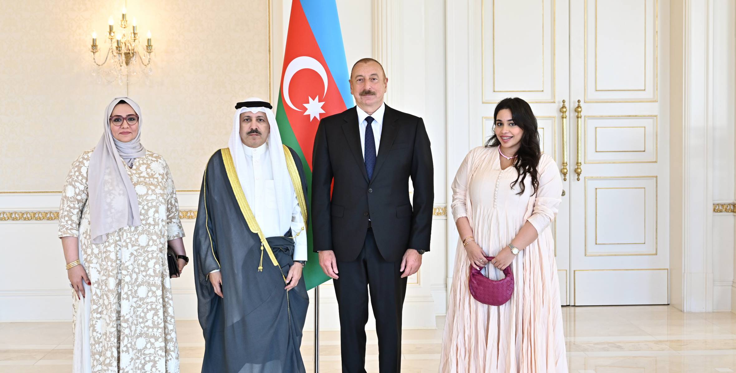 Ильхам Алиев принял верительные грамоты новоназначенного посла Кувейта в Азербайджане