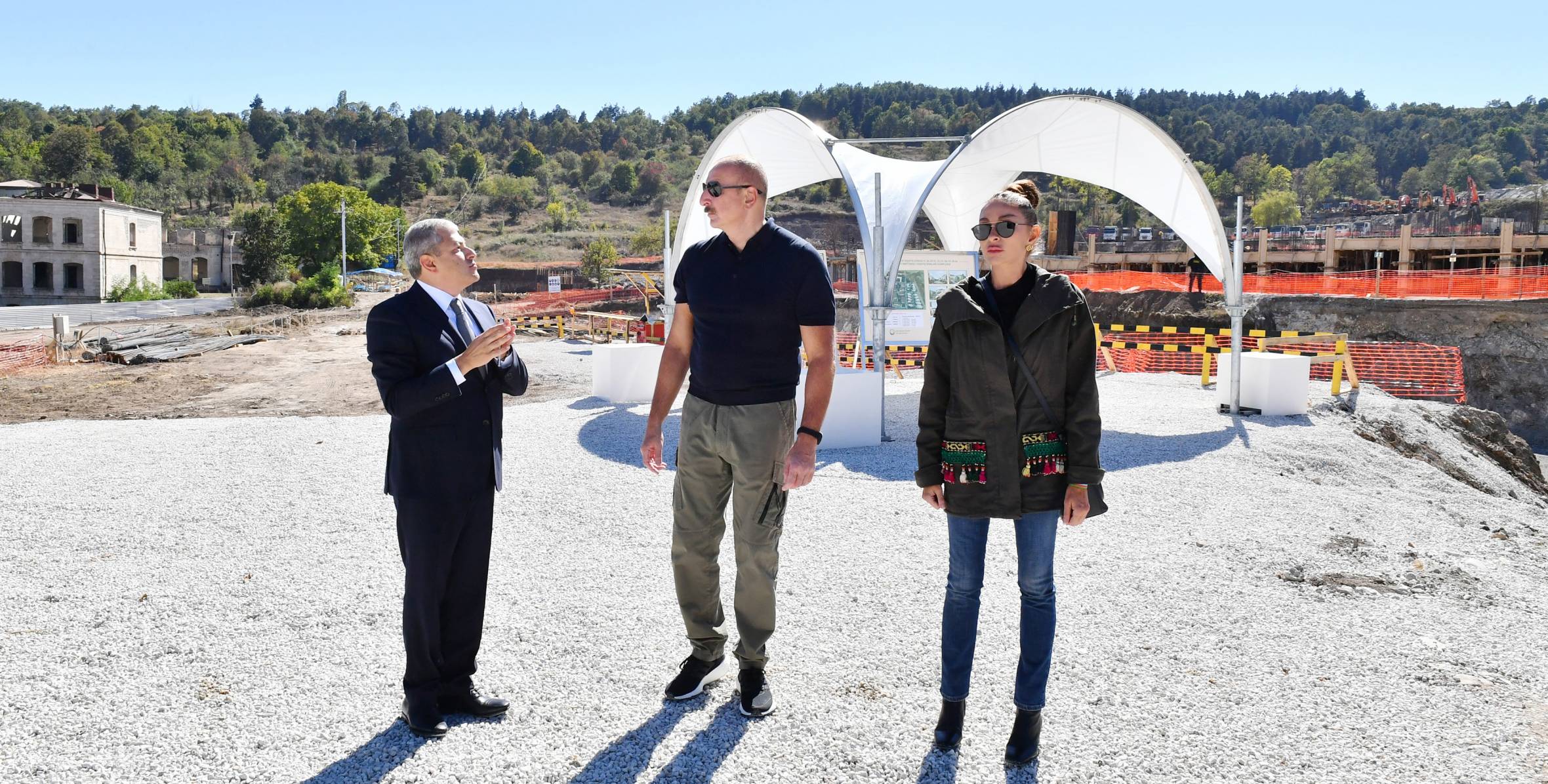 Ильхам Алиев и первая леди Мехрибан Алиева ознакомились с ходом строительных работ в новом жилом комплексе в Шуше