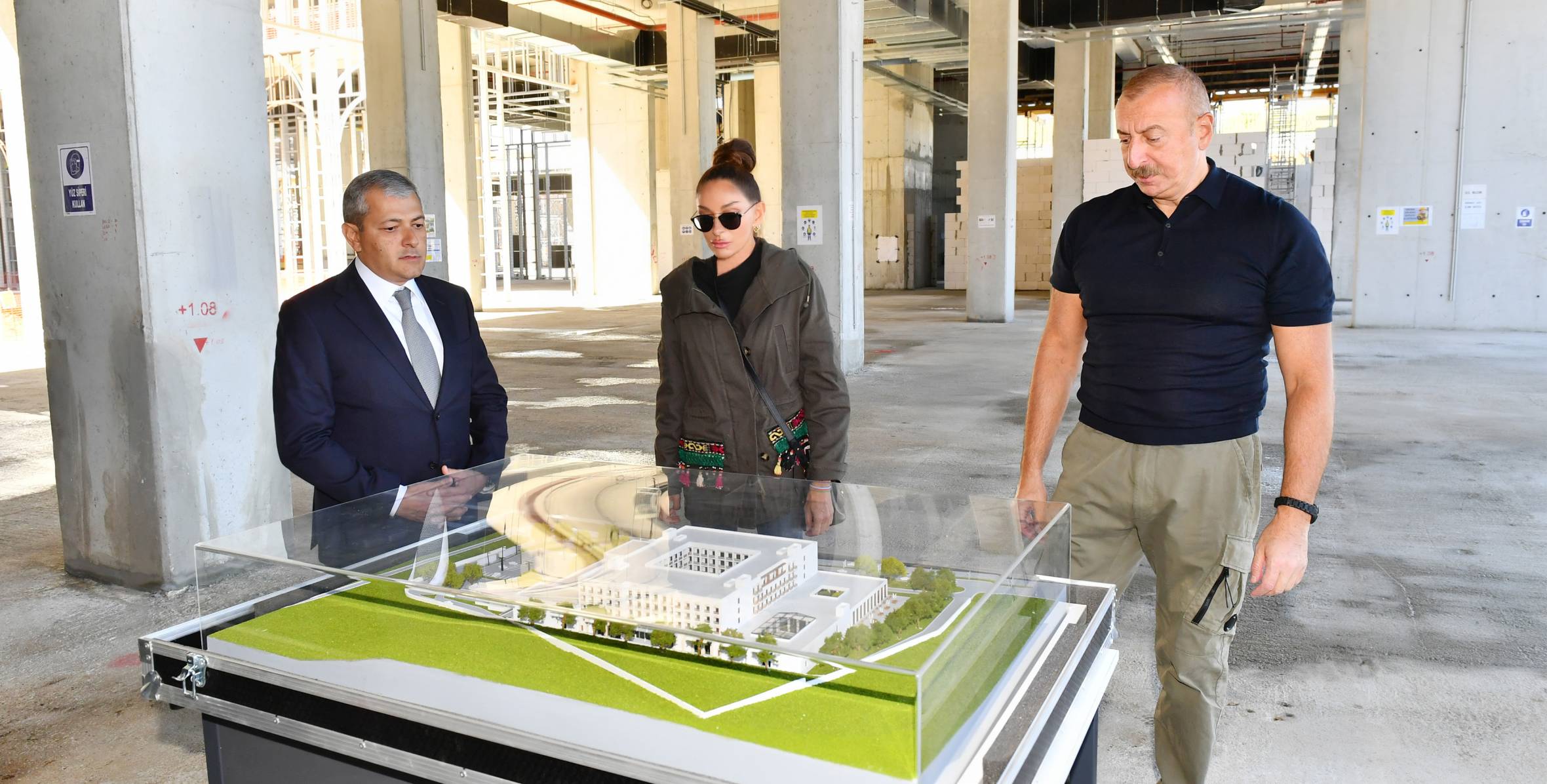 Ильхам Алиев и первая леди Мехрибан Алиева ознакомились с ходом строительных работ, проводимых в отеле и конференц-центре в городе Шуша