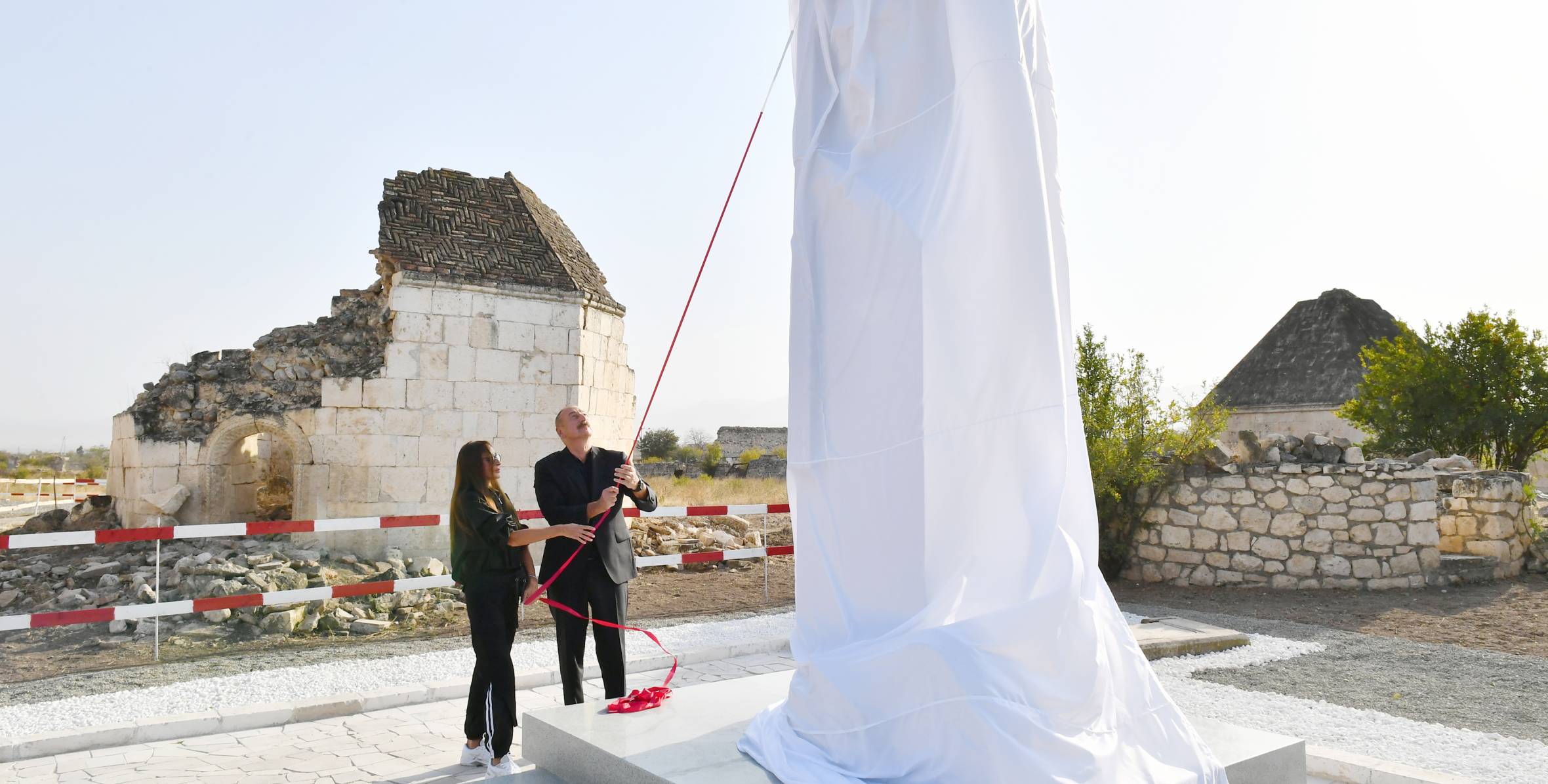Ilham Aliyev and First Lady Mehriban Aliyeva got acquainted with works to be done in Imarat Complex, and unveiled mausoleum of Khurshidbanu Natavan
