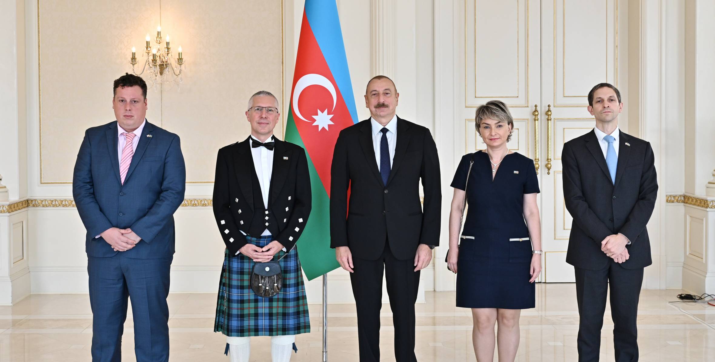 Ильхам Алиев принял верительные грамоты новоназначенного посла Великобритании в Азербайджане