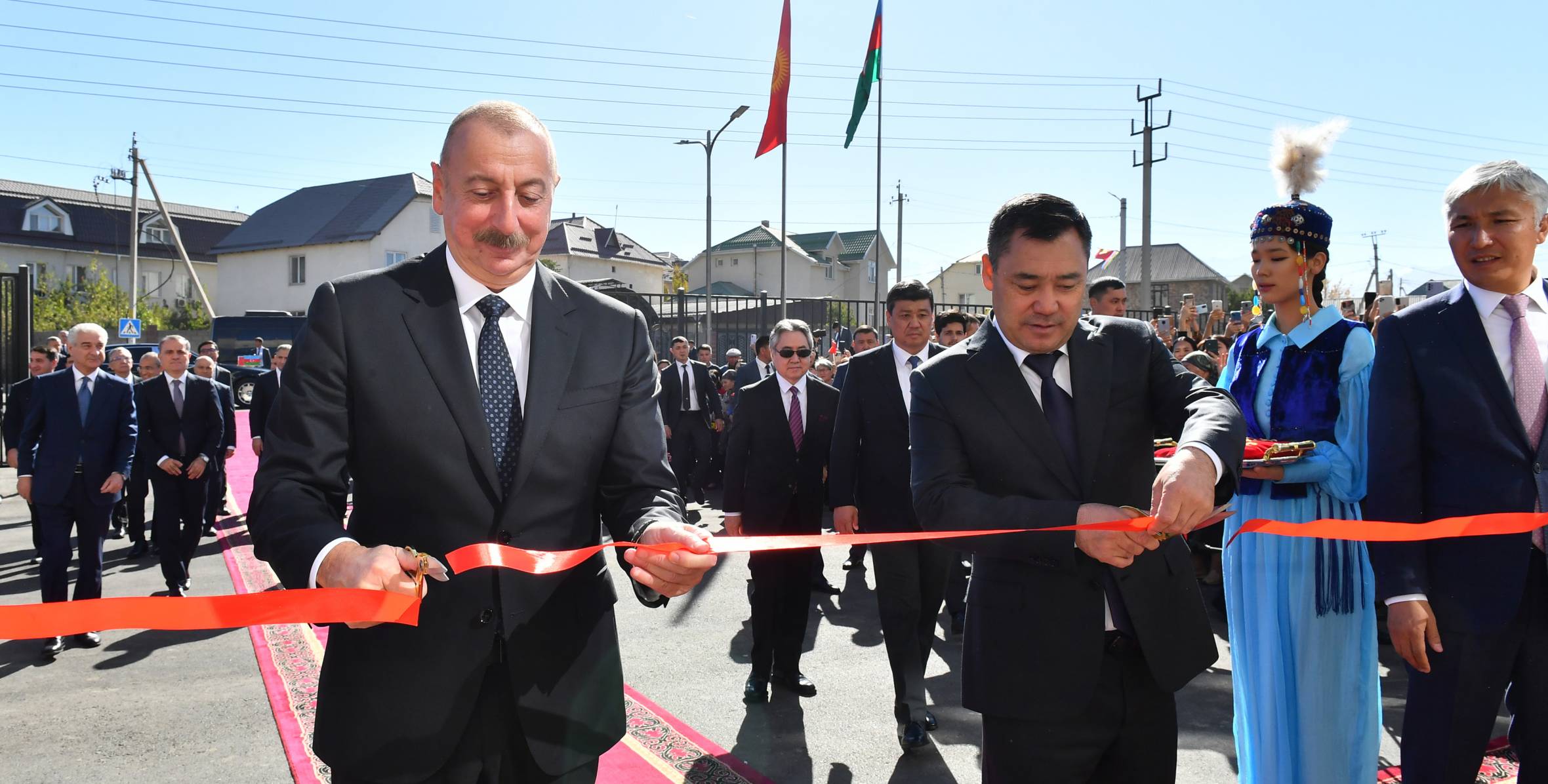 Ильхам Алиев и Садыр Жапаров приняли участие в открытии школы имени Низами Гянджеви номер 103