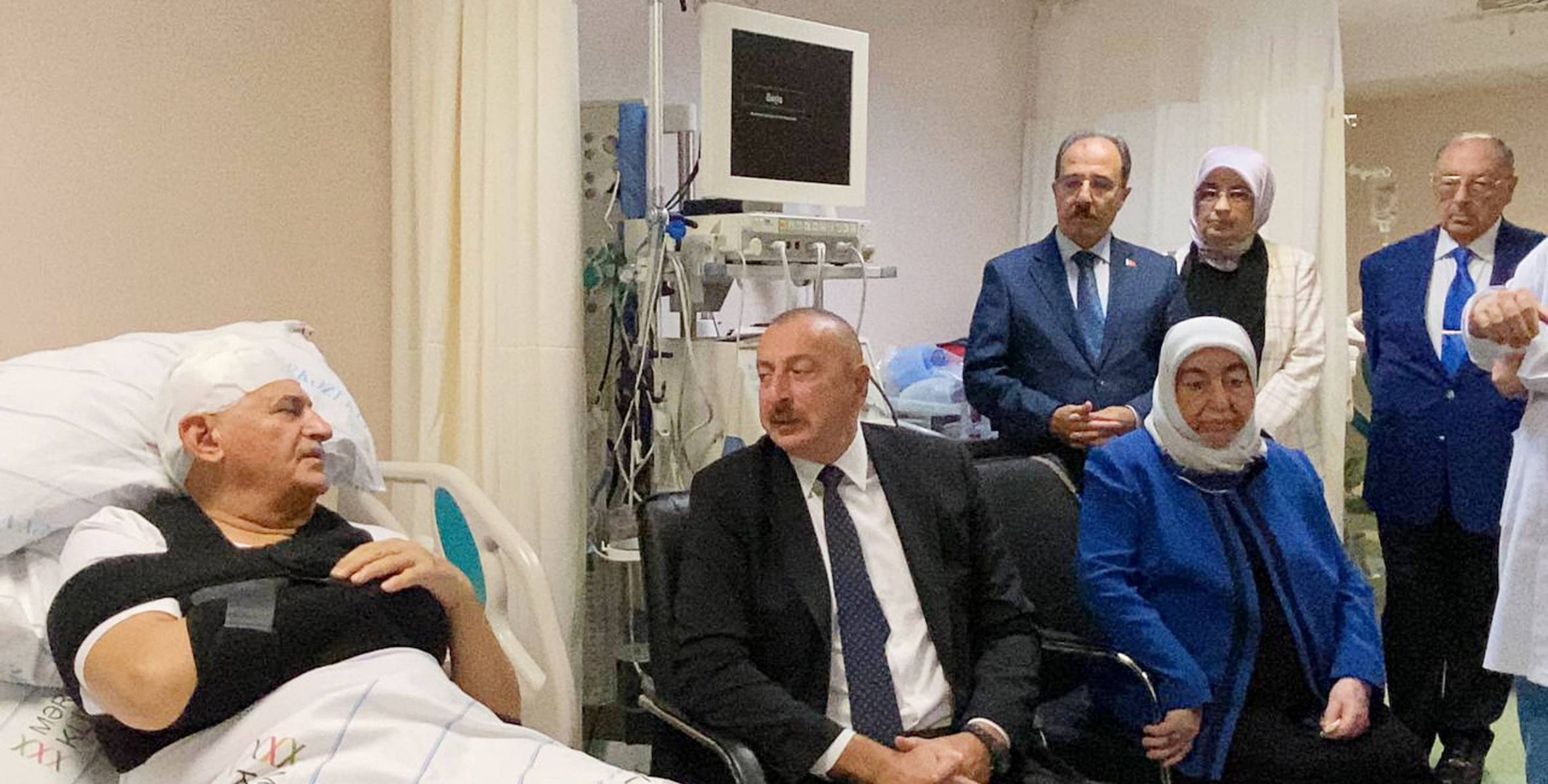 Ильхам Алиев навестил в больнице Бинали Йылдырыма, Шамиля Айрыма и телохранителя Огузхана Демирчи, попавших в дорожно-транспортное происшествие в нашей стране
