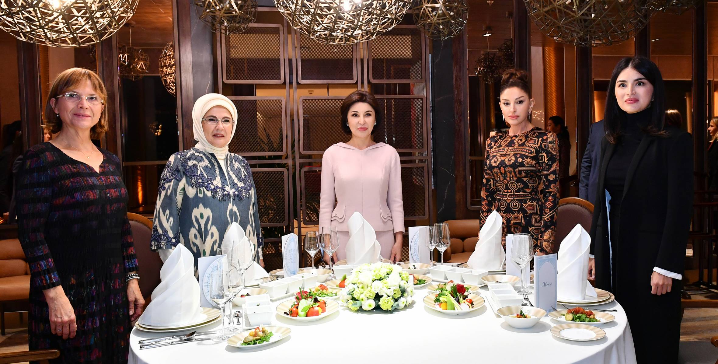 Первая леди Мехрибан Алиева приняла участие в организованном в Самарканде ужине