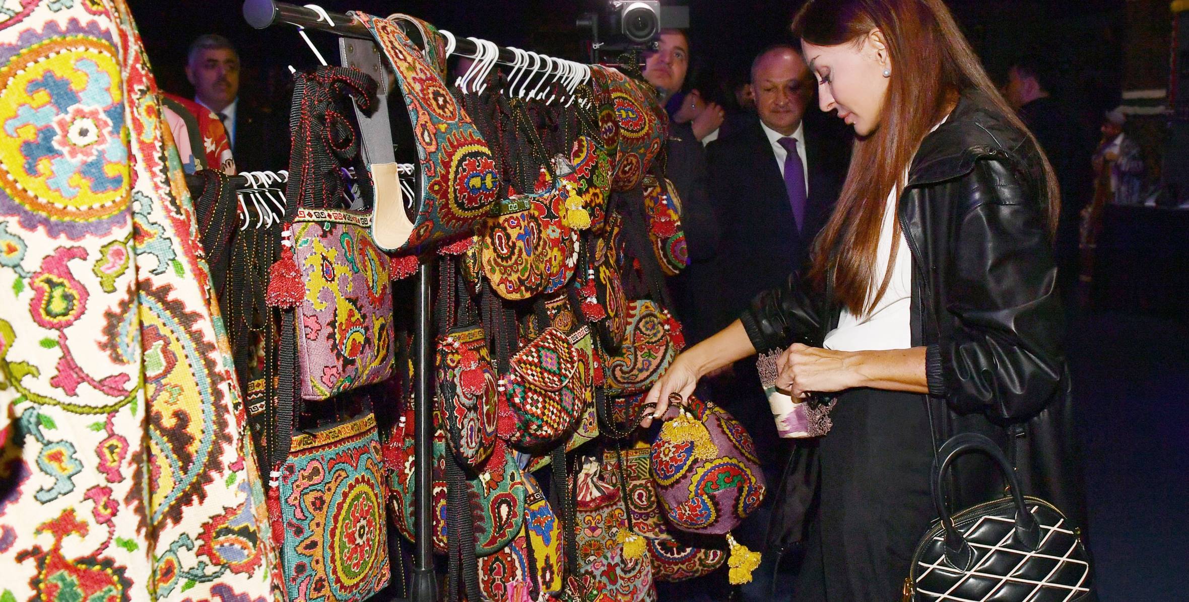 Первая леди Азербайджана Мехрибан Алиева ознакомилась с выставкой «Миражи времени» в Самарканде