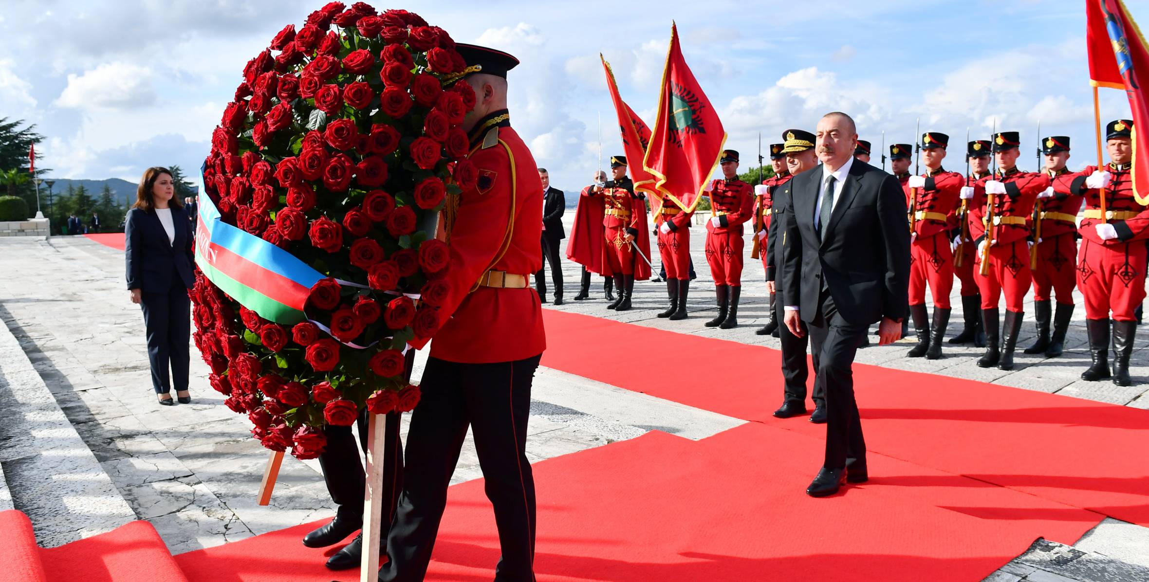Ильхам Алиев посетил монумент «Mother Albania» в Тиране