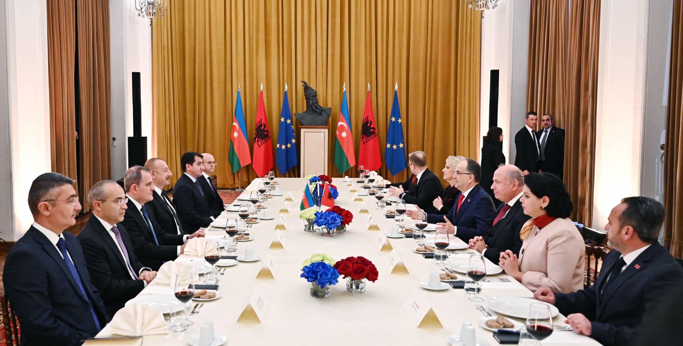 В рамках официального ланча состоялась встреча президентов Азербайджана и Албании в расширенном составе