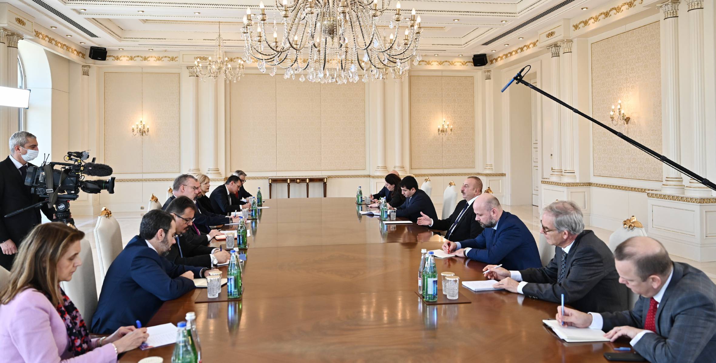 Ильхам Алиев принял делегацию во главе со специальным посланником Европейского Союза по Восточному партнерству