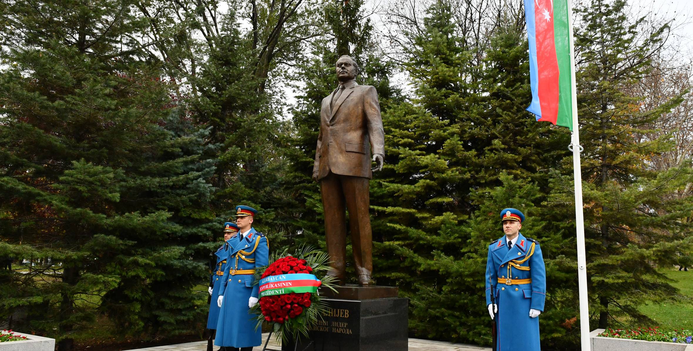 Ильхам Алиев посетил памятники общенациональному лидеру Гейдару Алиеву и Милораду Павичу в парке Ташмайдан в Белграде