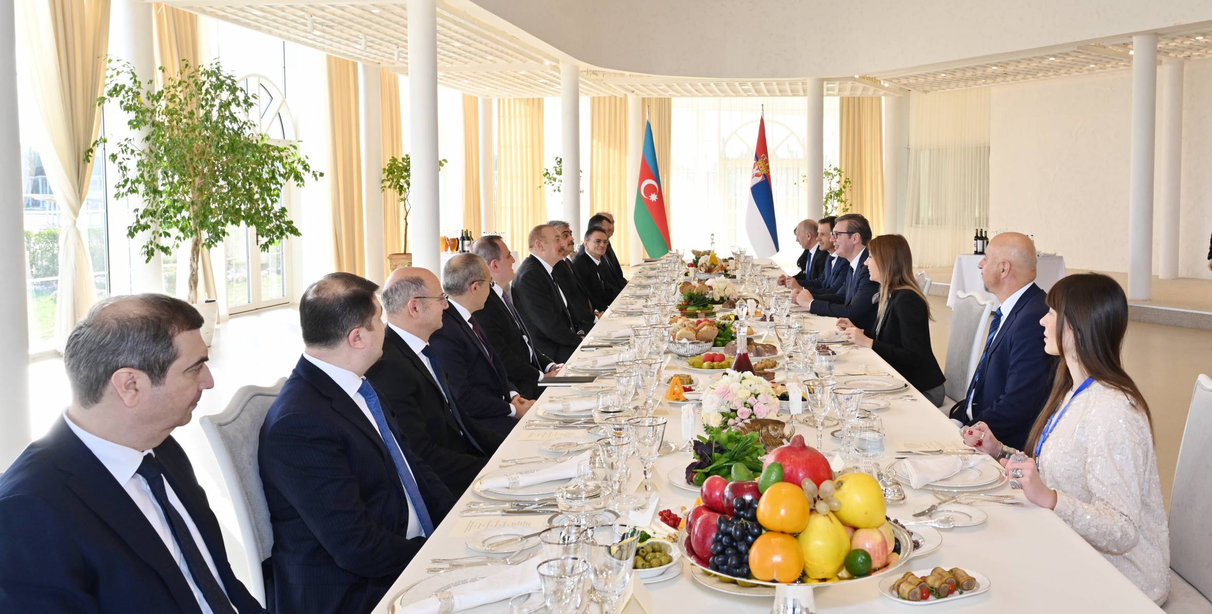 От имени Ильхама Алиева дан обед в честь Президента Сербии Александара Вучича