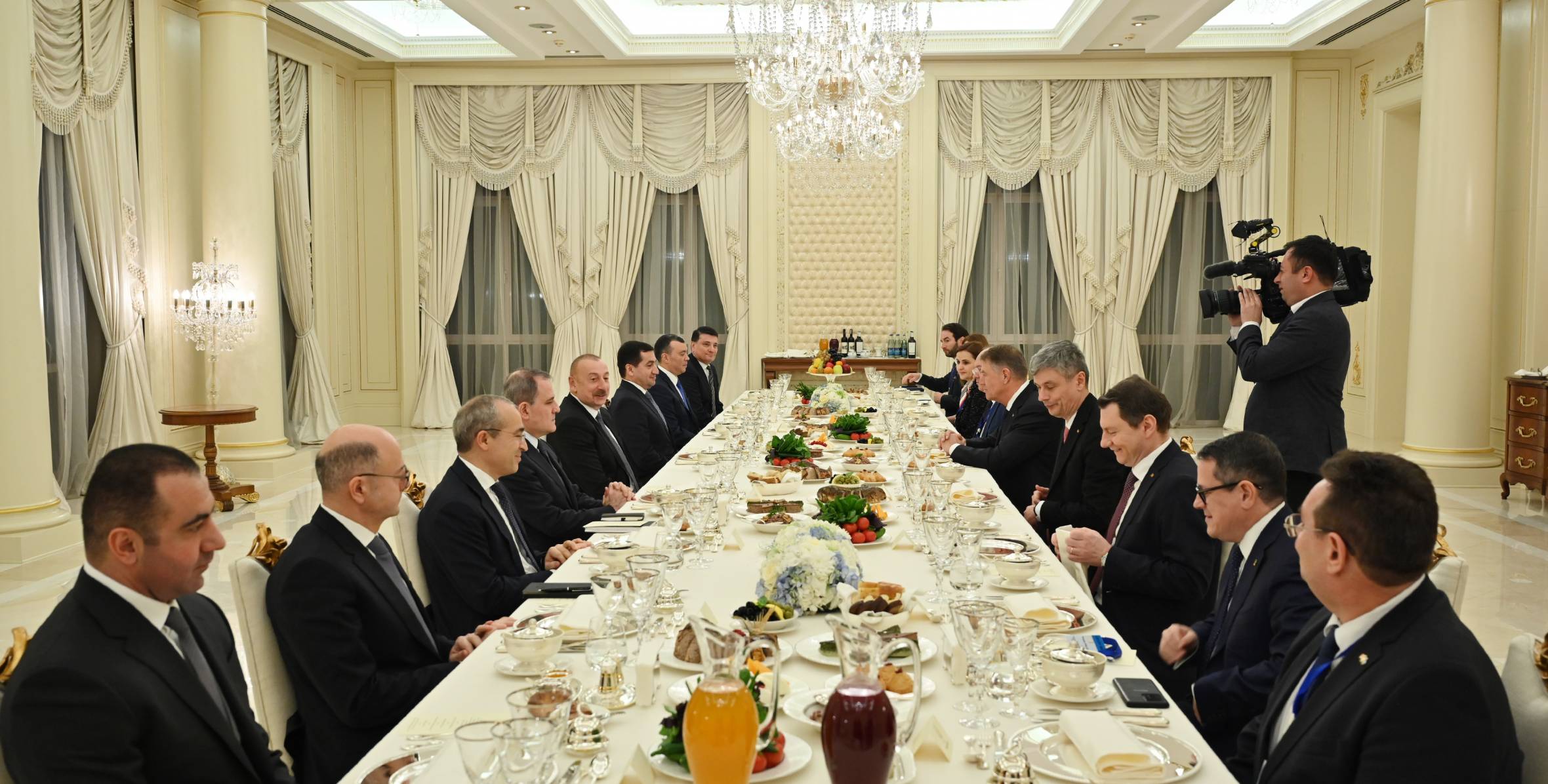 Ilham Aliyev hosted official reception in honor of President of Romania
