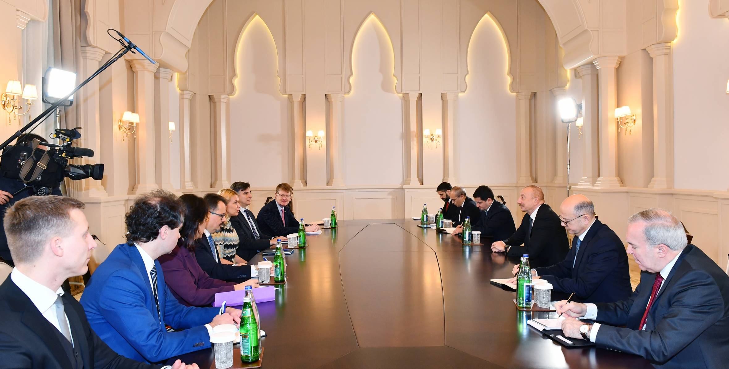 Ильхам Алиев принял делегацию во главе с комиссаром Европейского Союза