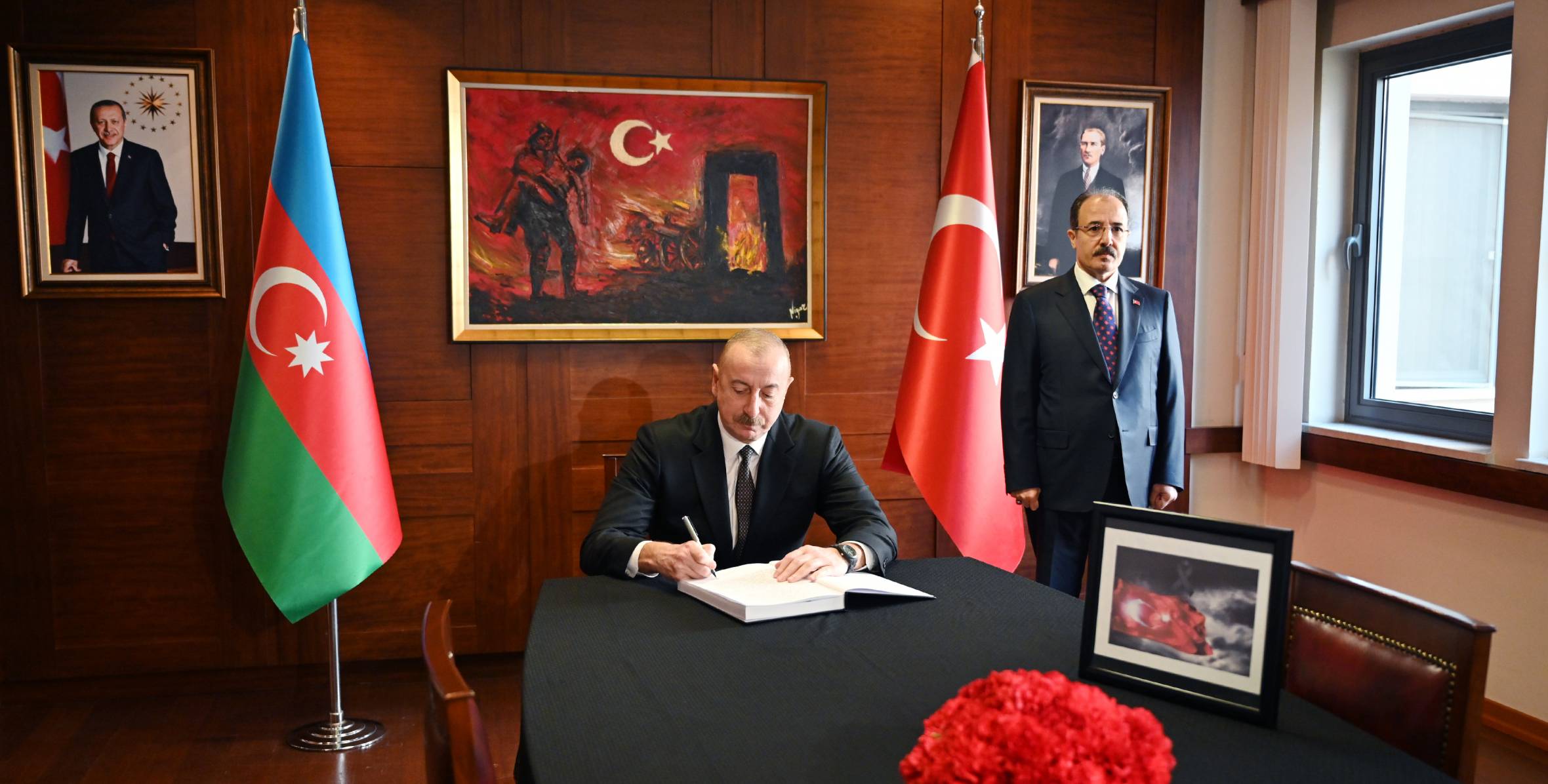 Ильхам Алиев посетил посольство Турции в Азербайджане, выразил соболезнования в связи с многочисленными человеческими жертвами