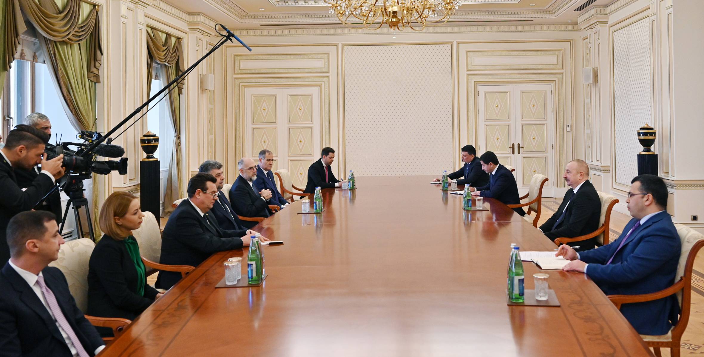 Ильхам Алиев принял делегацию парламента Румынии