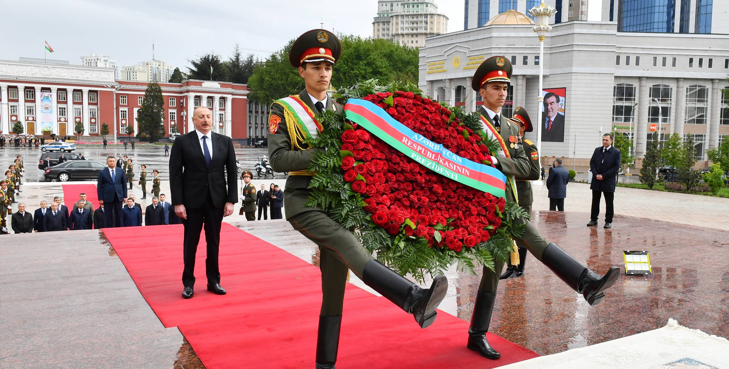 Ильхам Алиев посетил памятник Исмоили Сомони в Душанбе » Официальный сайт президента Азербайджанской Республики