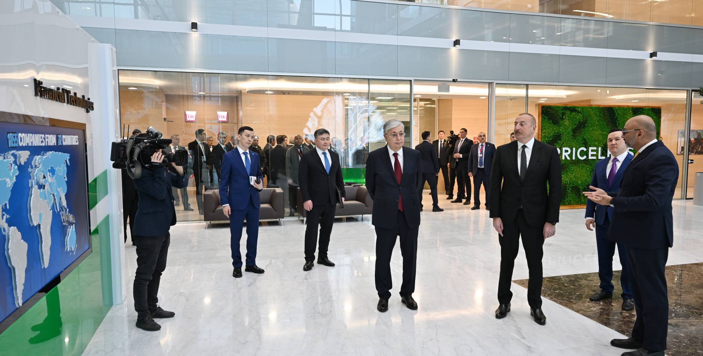 Президенты Азербайджана и Казахстана побывали в Международном финансовом центре «Астана»