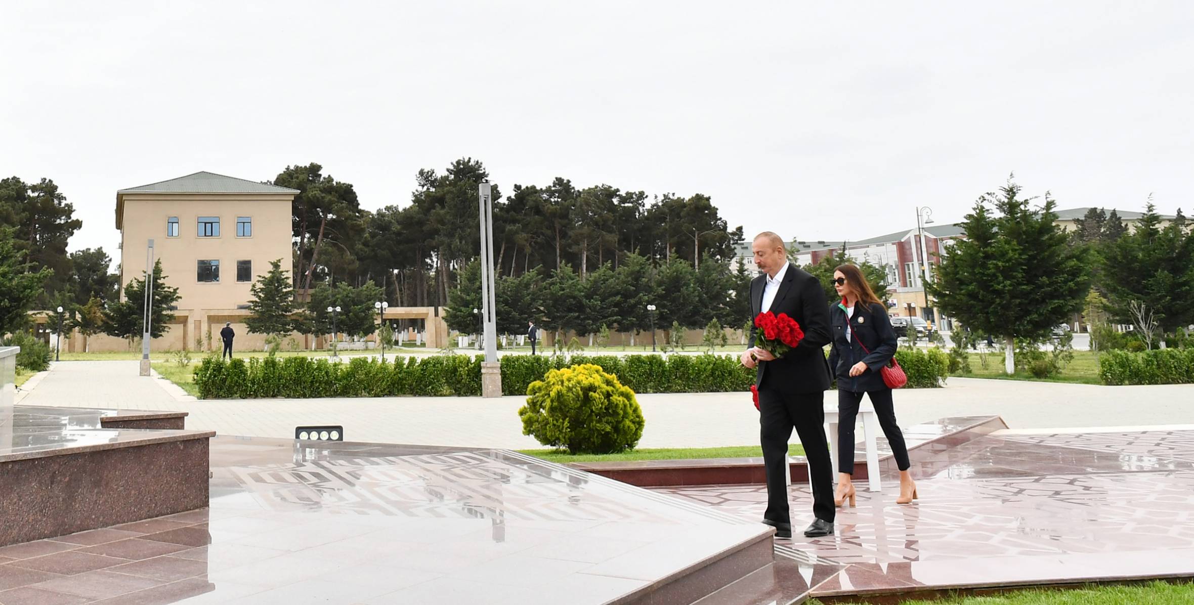Ильхам Алиев и первая леди Мехрибан Алиева совершили поездку в Нефтчалинский район
