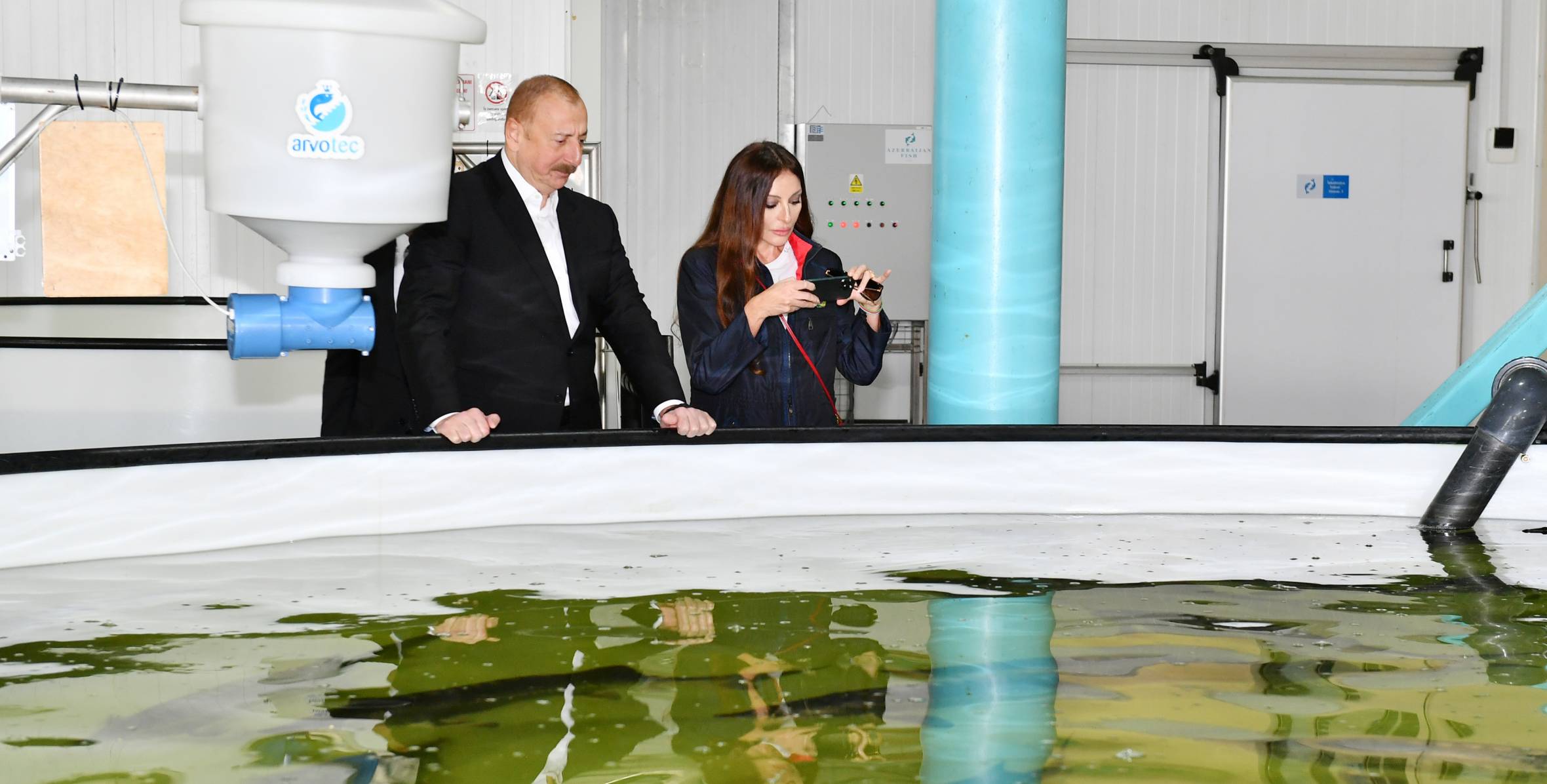Ильхам Алиев и первая леди Мехрибан Алиева ознакомились с условиями, созданными в хозяйстве по разведению осетровых рыб ООО Azerbaijan Fish Farm в селе Еникенд Нефтчалинского района