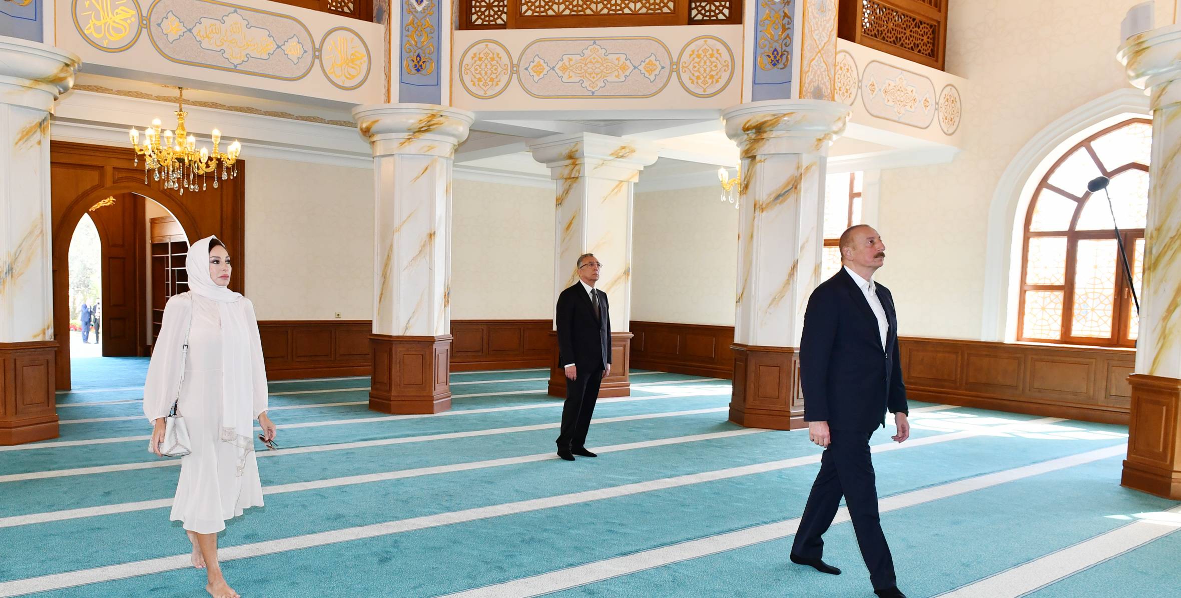 Ильхам Алиев и первая леди Мехрибан Алиева приняли участие в открытии Джума мечети в Наримановском районе 