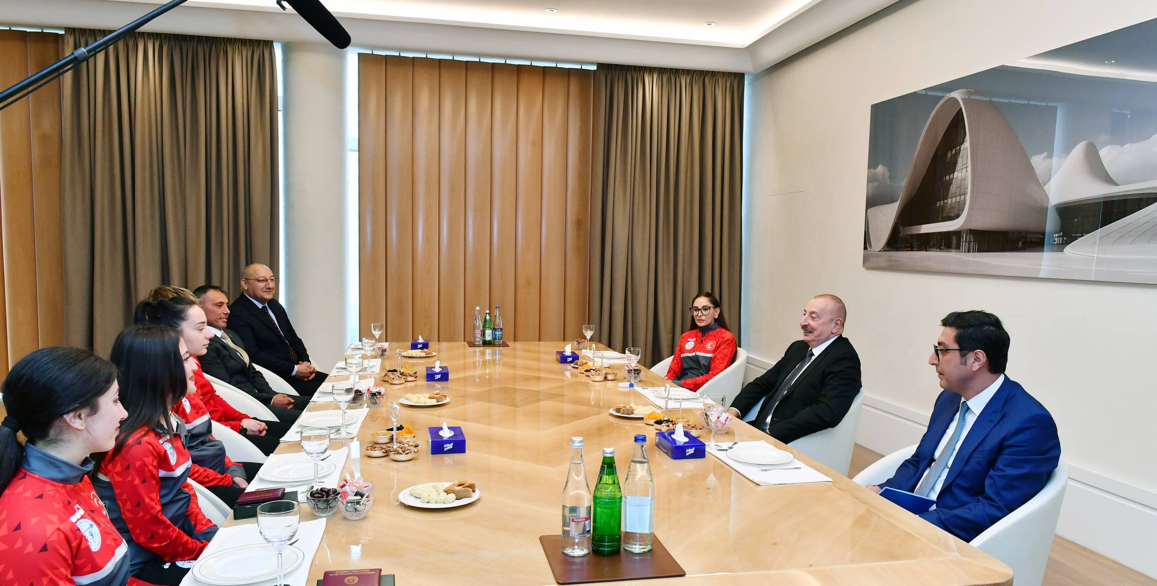 Ильхам Алиев и первая леди Мехрибан Алиева встретились с турецкими спортсменками, посвятившими свою победу на чемпионате Европы по тяжелой атлетике Азербайджану