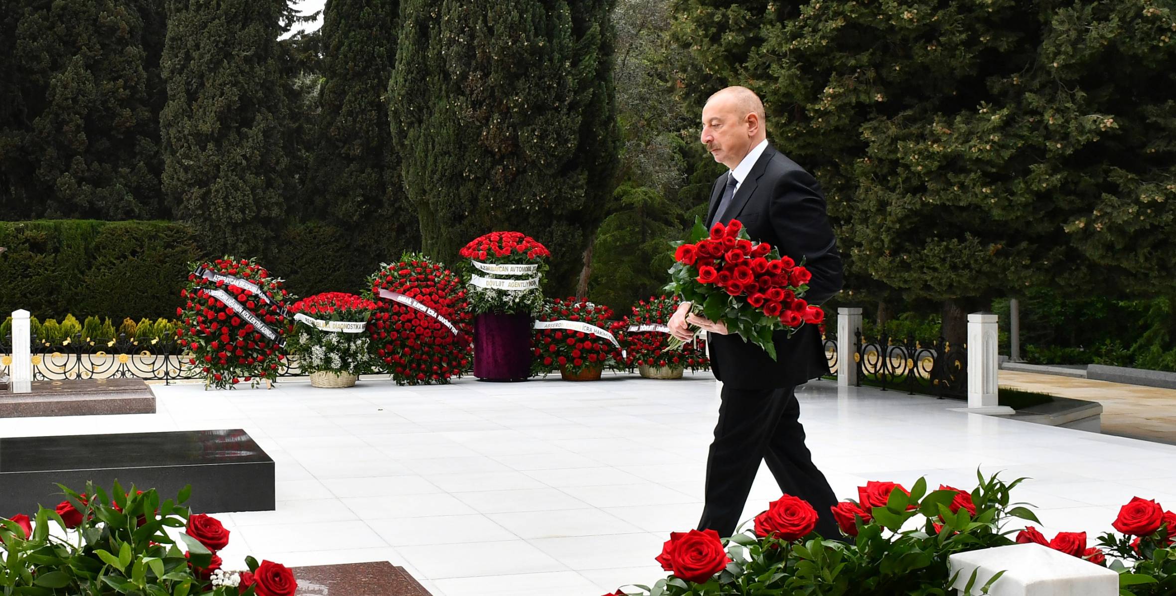 Ilham Aliyev visited grave of academician Zarifa Aliyeva