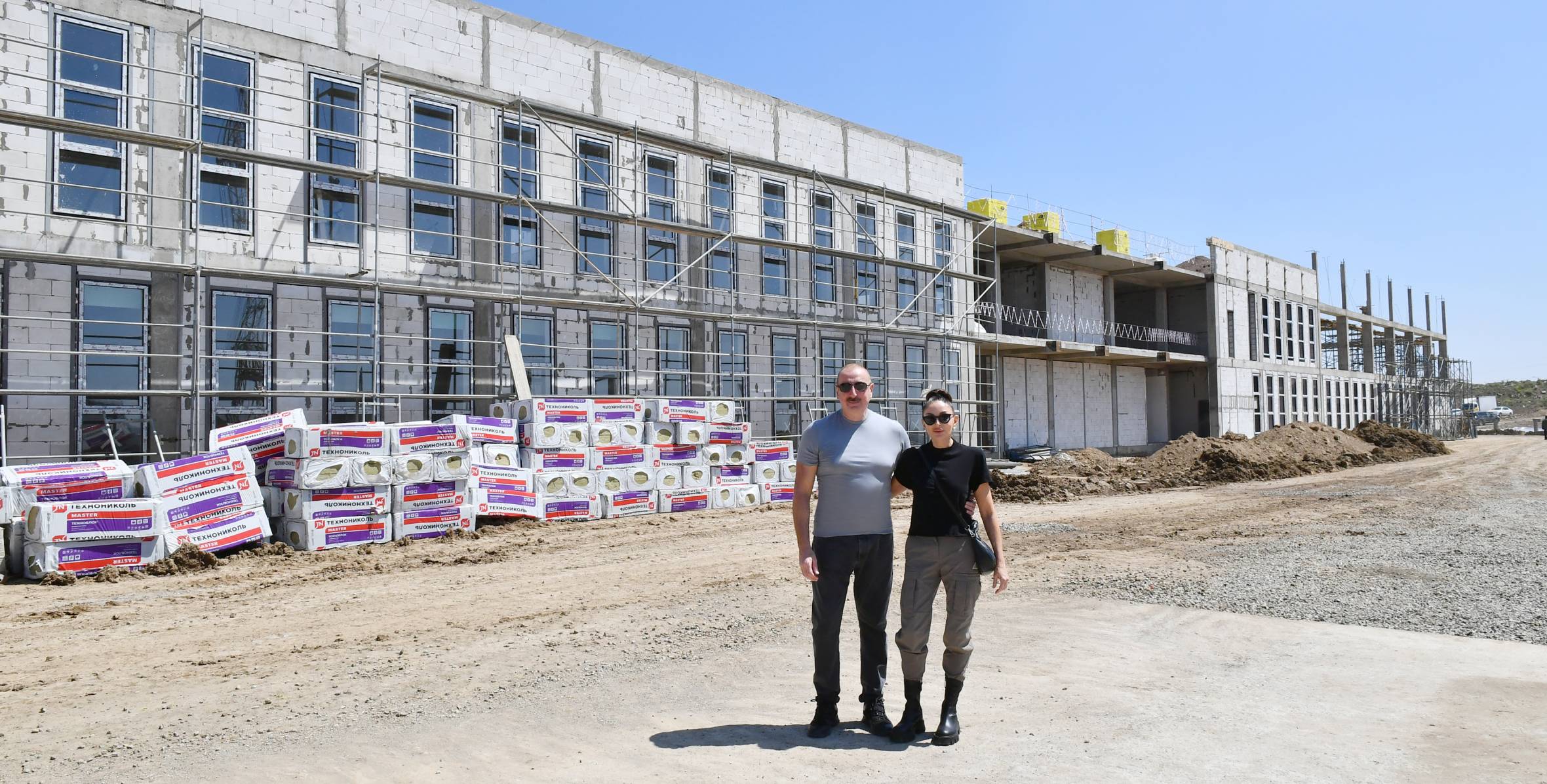 Ильхам Алиев и первая леди Мехрибан Алиева ознакомились с ходом строительных работ в здании школы на 960 ученических мест, строящемся в Физули в качестве дара Президента Узбекистана Шавката Мирзиёева от имени узбекского народа