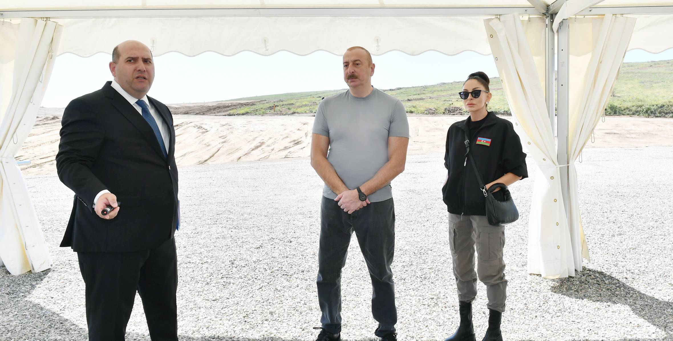 Ильхам Алиев и первая леди Мехрибан Алиева приняли участие в церемонии закладки фундамента села Пирахмедли Физулинского района