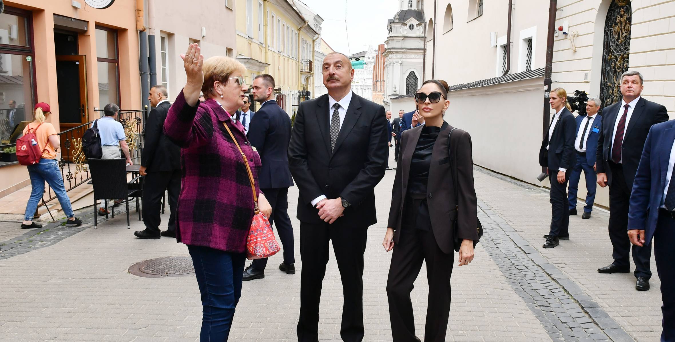 Ильхам Алиев и первая леди Мехрибан Алиева совершили прогулку по Старому городу Вильнюса