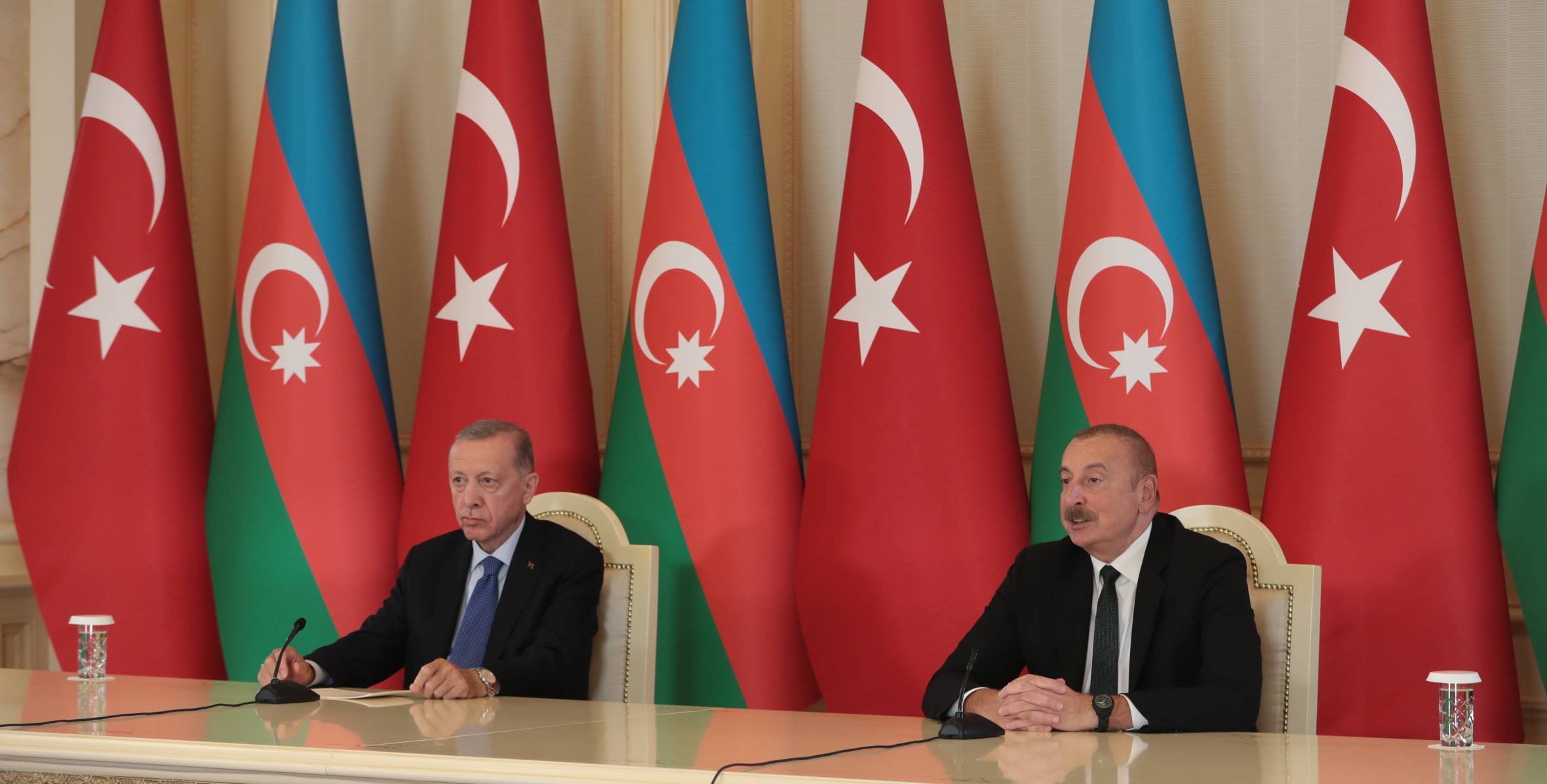 Президенты Азербайджана и Турции выступают с заявлениями для прессы