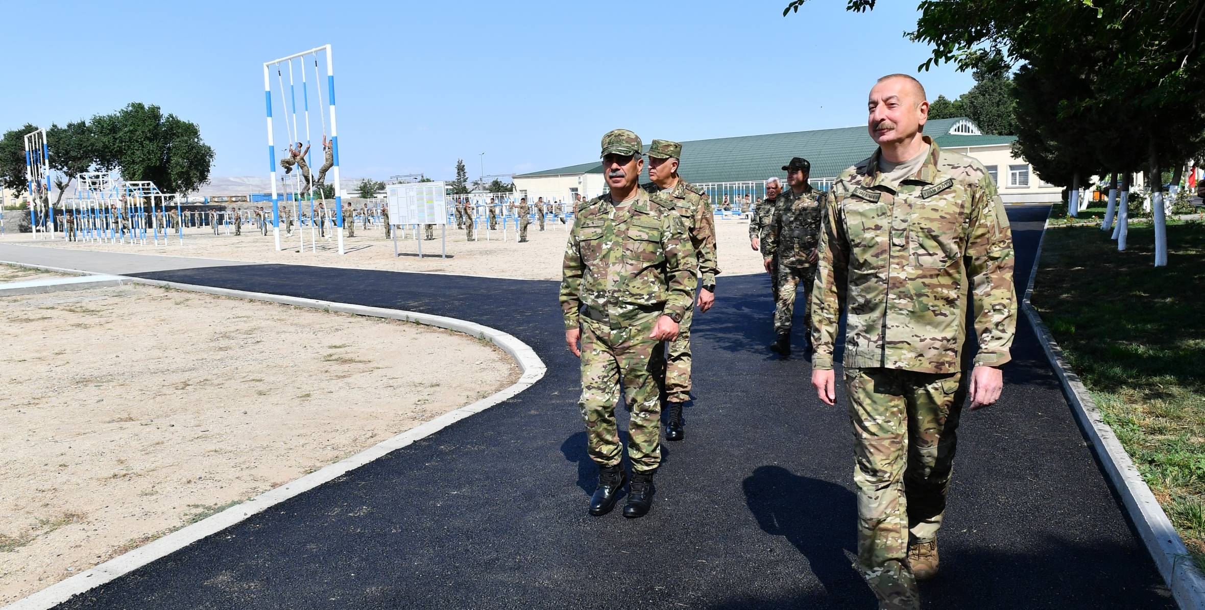 Ilham Aliyev viewed conditions created at one of commando military units of Ministry of Defense, and presented battle flag to military unit
