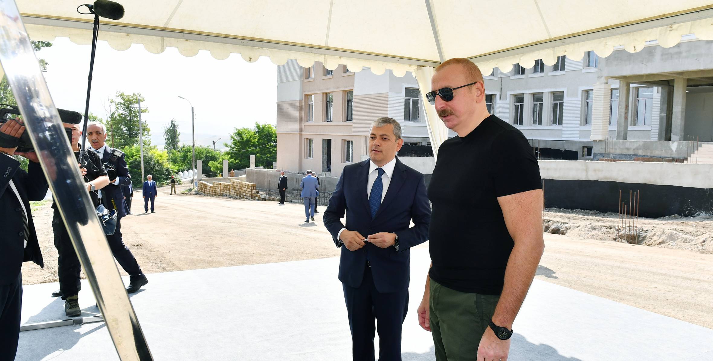 Ильхам Алиев ознакомился с ходом строительства полной средней школы номер 1 в городе Шуша