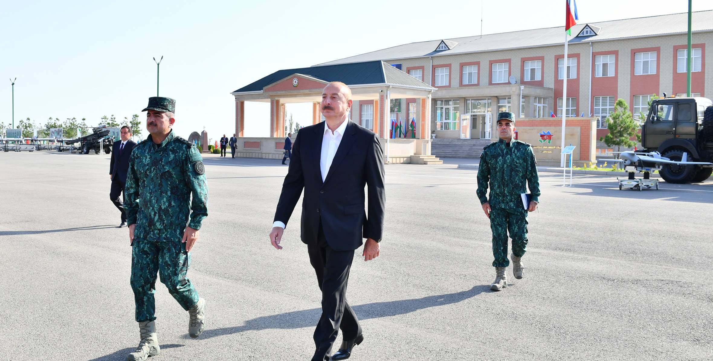Ильхам Алиев ознакомился с условиями, созданными в гарнизонном комплексе Отдельной пограничной дивизии «Газах» Пограничных войск Государственной пограничной службы (ГПС)