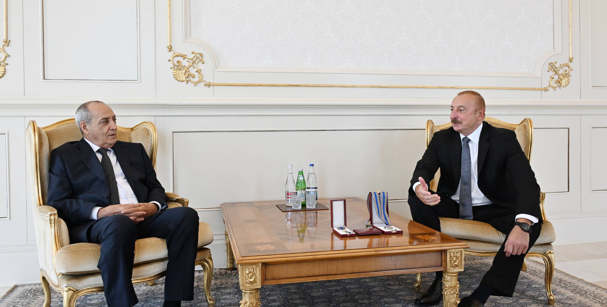 Ильхам Алиев вручил орден «Истиглал» Народному артисту Расиму Балаеву 