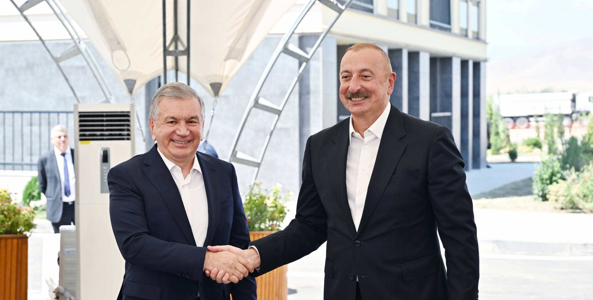 Президенты Азербайджана и Узбекистана и их супруги встретились с жителями, переселившимися в новые дома в городе Физули