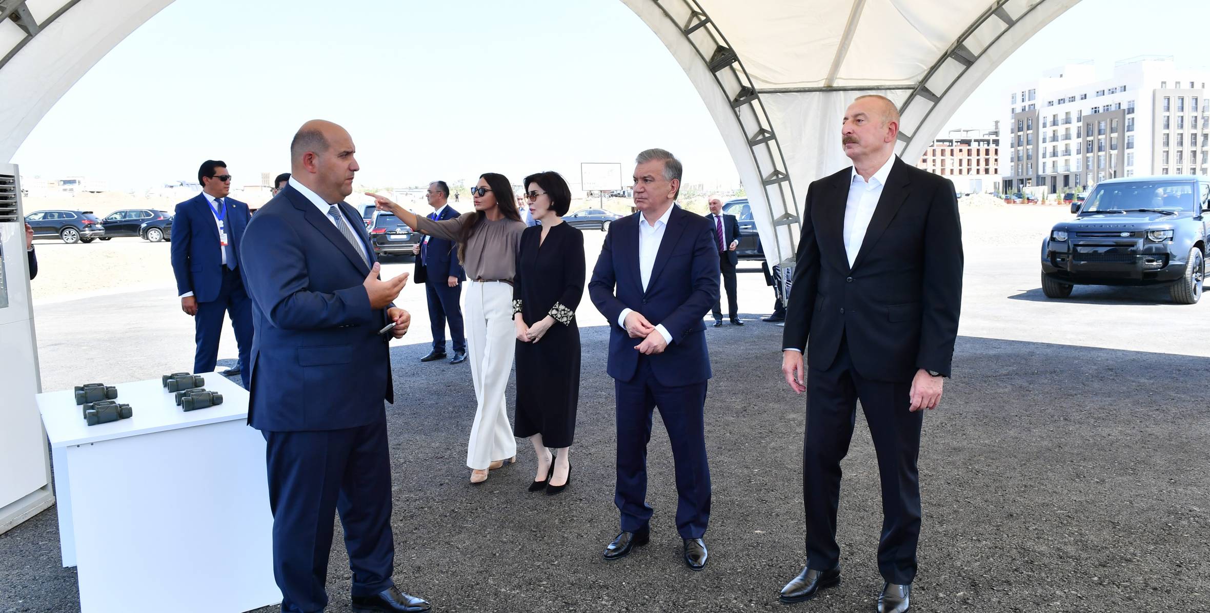 Президент Республики Узбекистан Шавкат Мирзиёев и его супруга Зироатхон Мирзиёева ознакомились с Генеральным планом города Физули