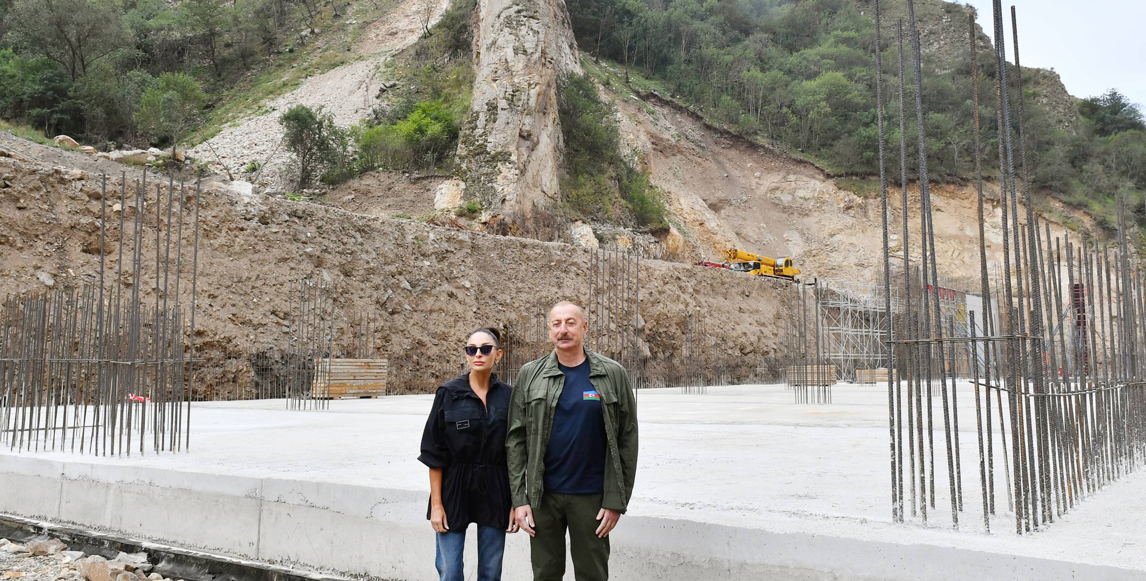 Ильхам Алиев и первая леди Мехрибан Алиева ознакомились со строительством завода по розливу минеральной воды «Истису» и работой, проделанной в Лечебно-оздоровительном комплексе «Истису» в Кяльбаджарском районе