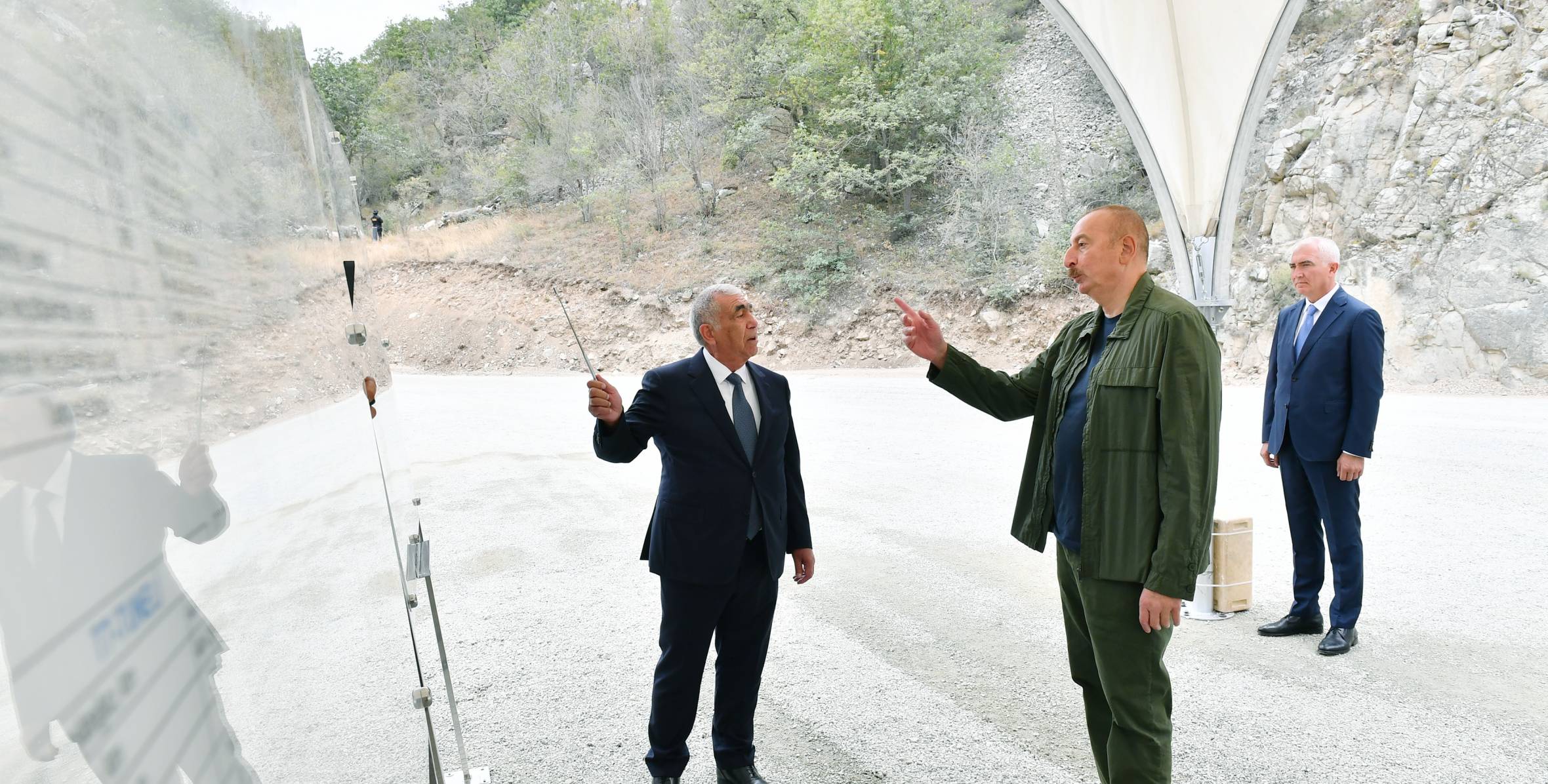Ilham Aliyev viewed works carried out in 38-76 kilometer section of the Kalbadjar-Lachin highway