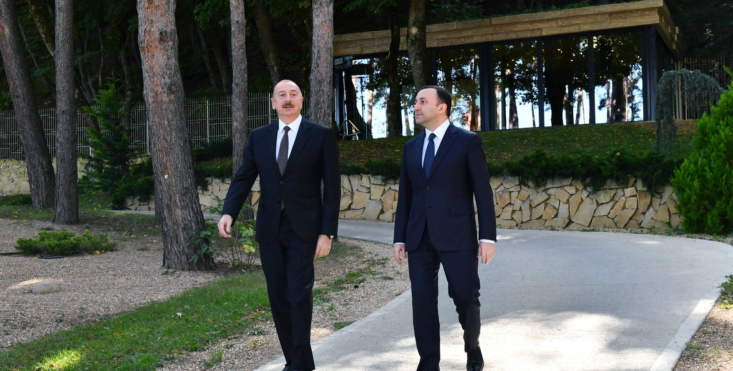 Ilham Aliyev and Prime Minister Irakli Garibashvili viewed photo exhibition dedicated to 100th anniversary of National Leader Heydar Aliyev in Tbilisi